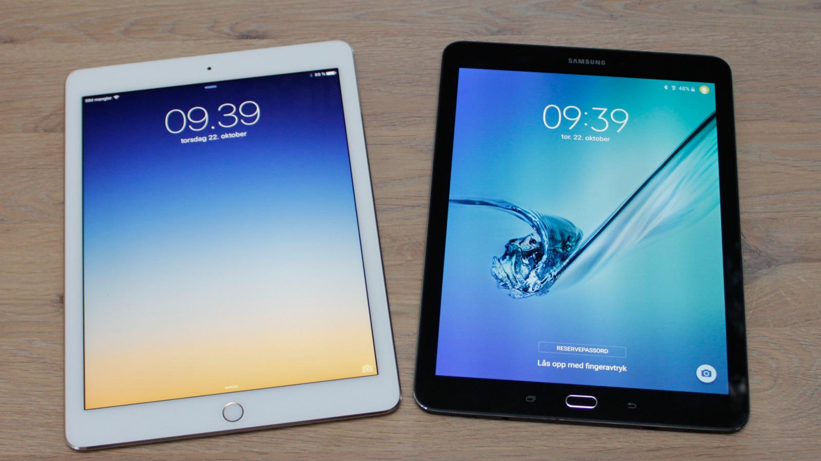 Helt ulike er de ikke, iPad Air 2 til venstre og Galaxy Tab S2 til høyre. Foto: Espen Irwing Swang, Tek.no