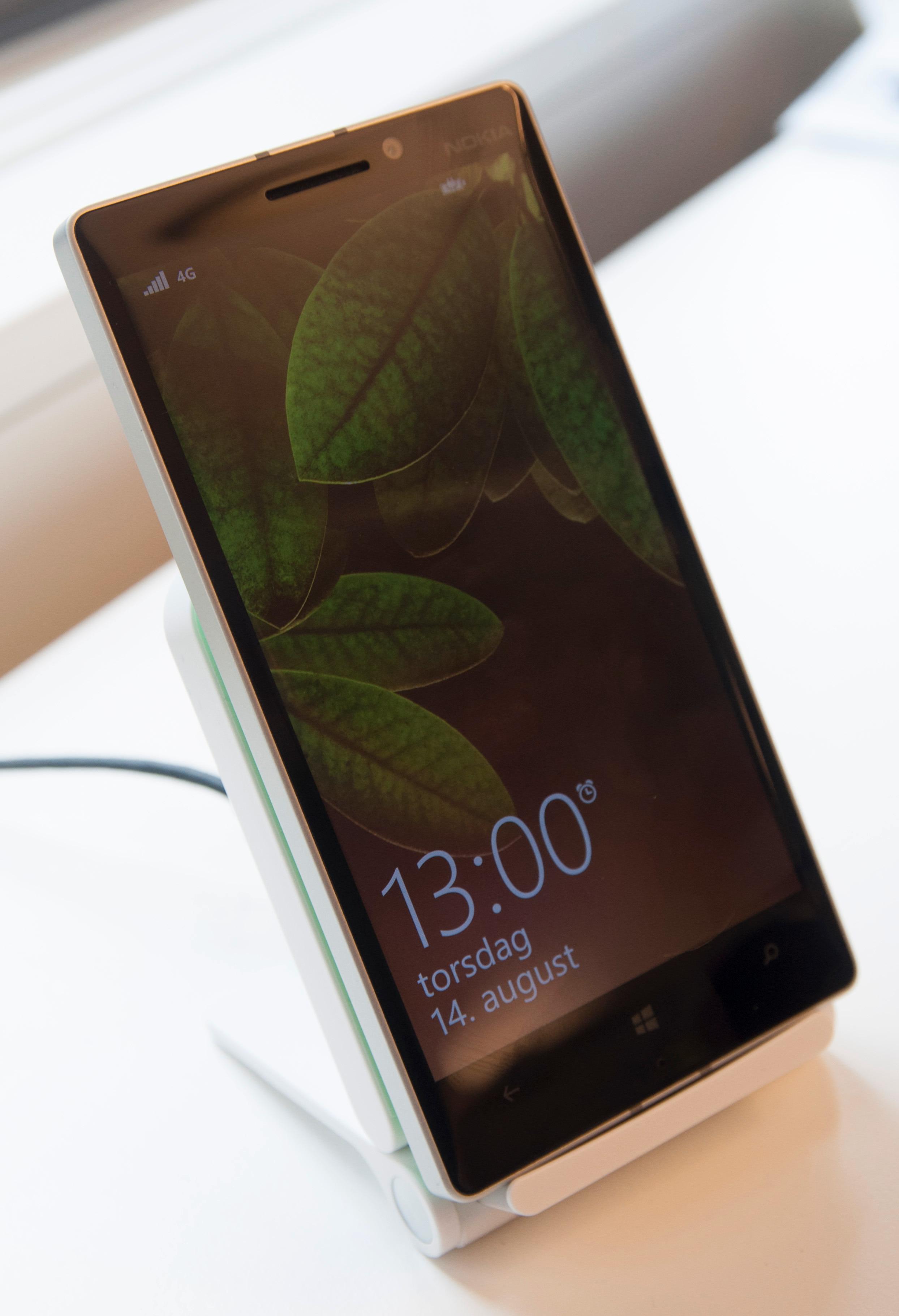 Nokia Lumia 930 støtter stort sett de trådløse ladeløsningene du finner i butikk i dag. Her flotter den seg i LGs nye trådløse lader.Foto: Finn Jarle Kvalheim, Amobil.no