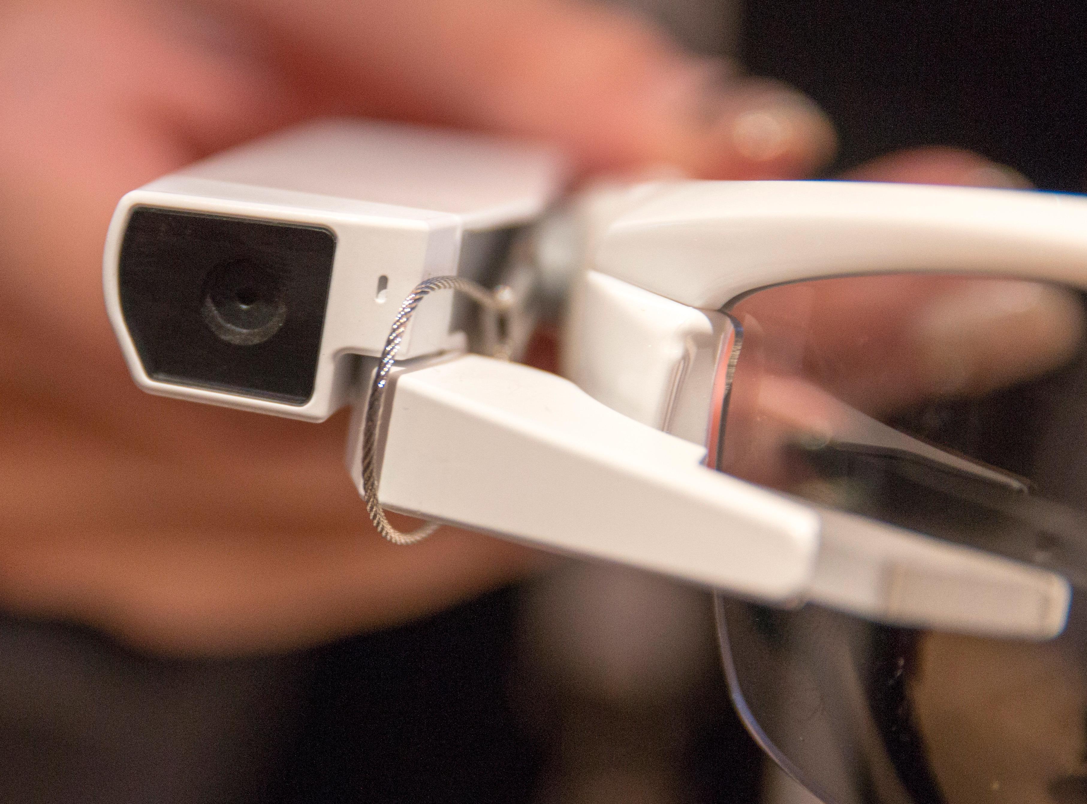 Det sitter fast et kamera i front på Sonys smartbriller.Foto: Finn Jarle Kvalheim, Tek.no