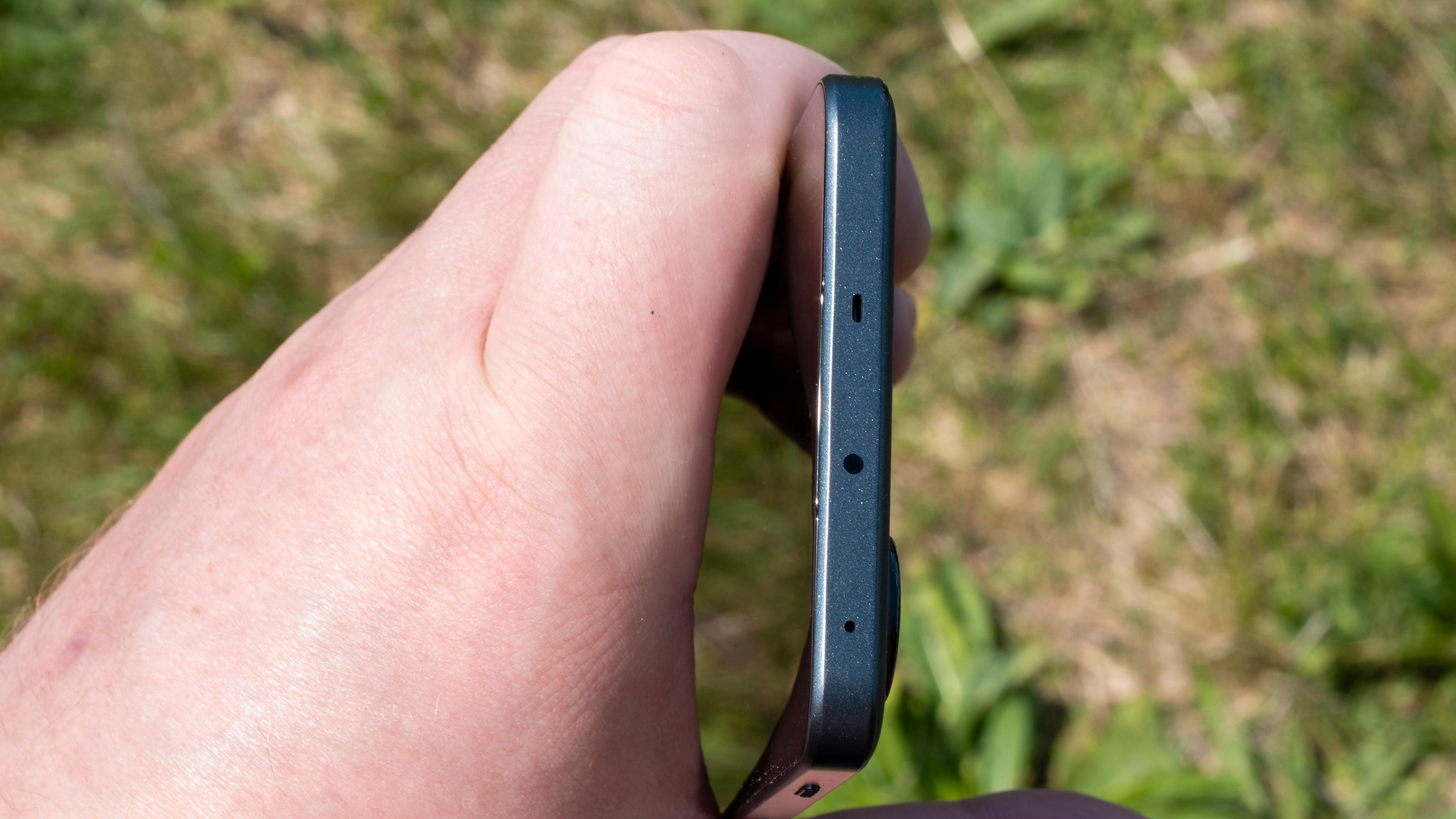 Et IR-øye på toppen med tilhørende app på telefonen lar deg fjernstyre TV-en med OnePlus Nord 3.