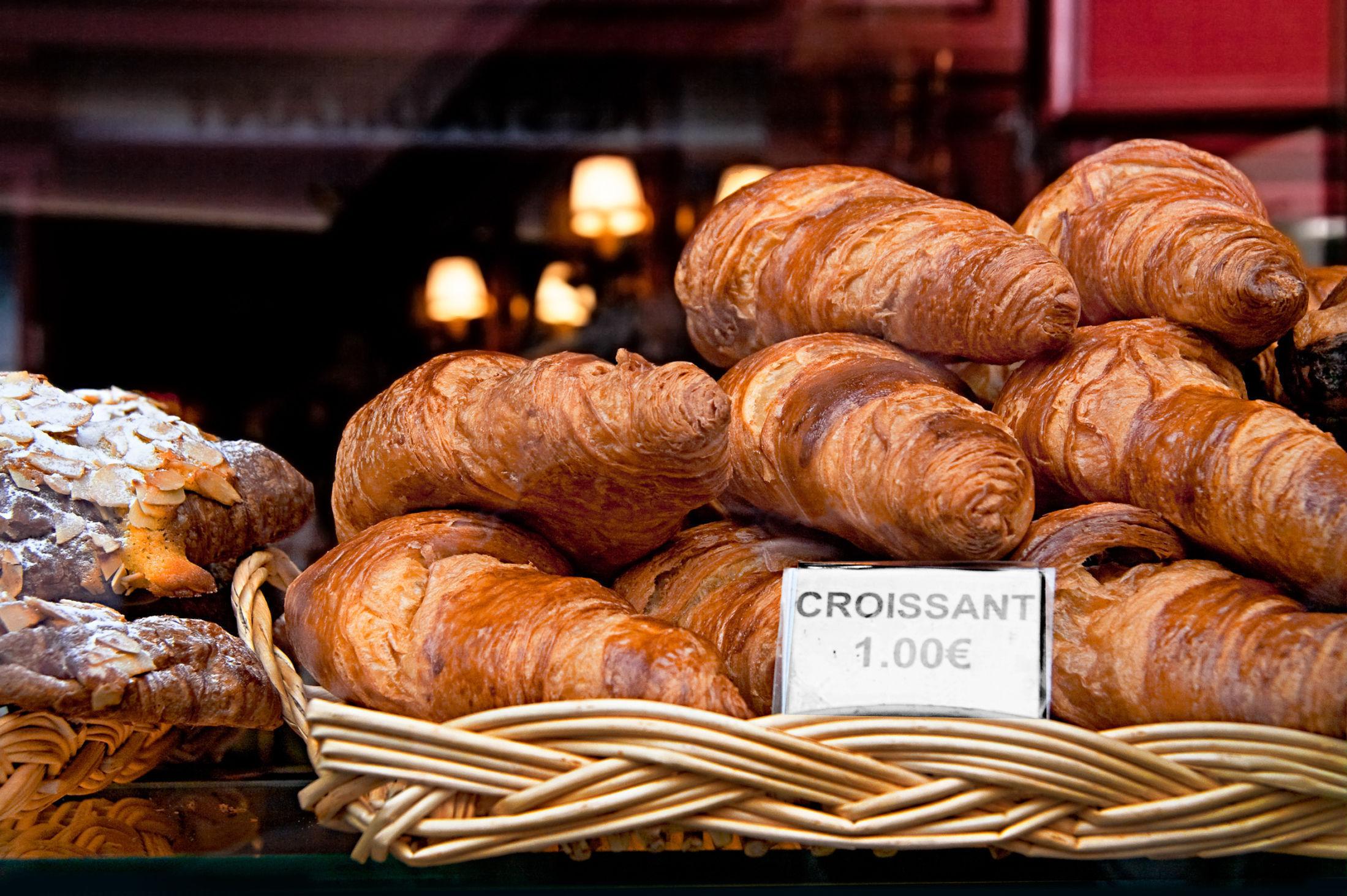 DET BESTE SOM FINNES: Paris byr på mye godt for matglade turister. Skal det være en croissant? Foto: NTB Scanpix.