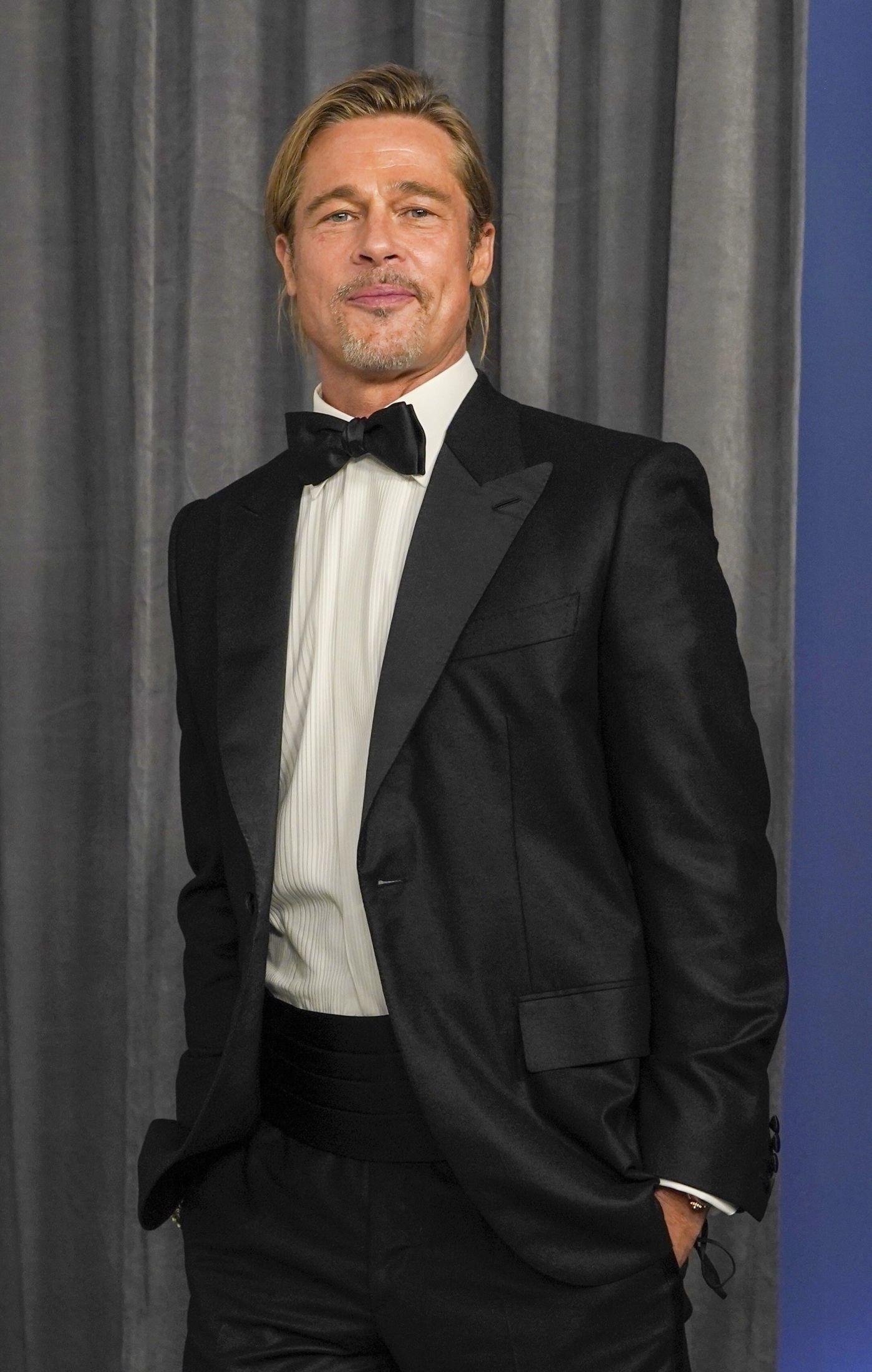 MANBUN: Brad Pitt kom klassisk antrukket – med håret i manbun. Foto: Chris Pizzello-Pool/Getty Images/AFP.