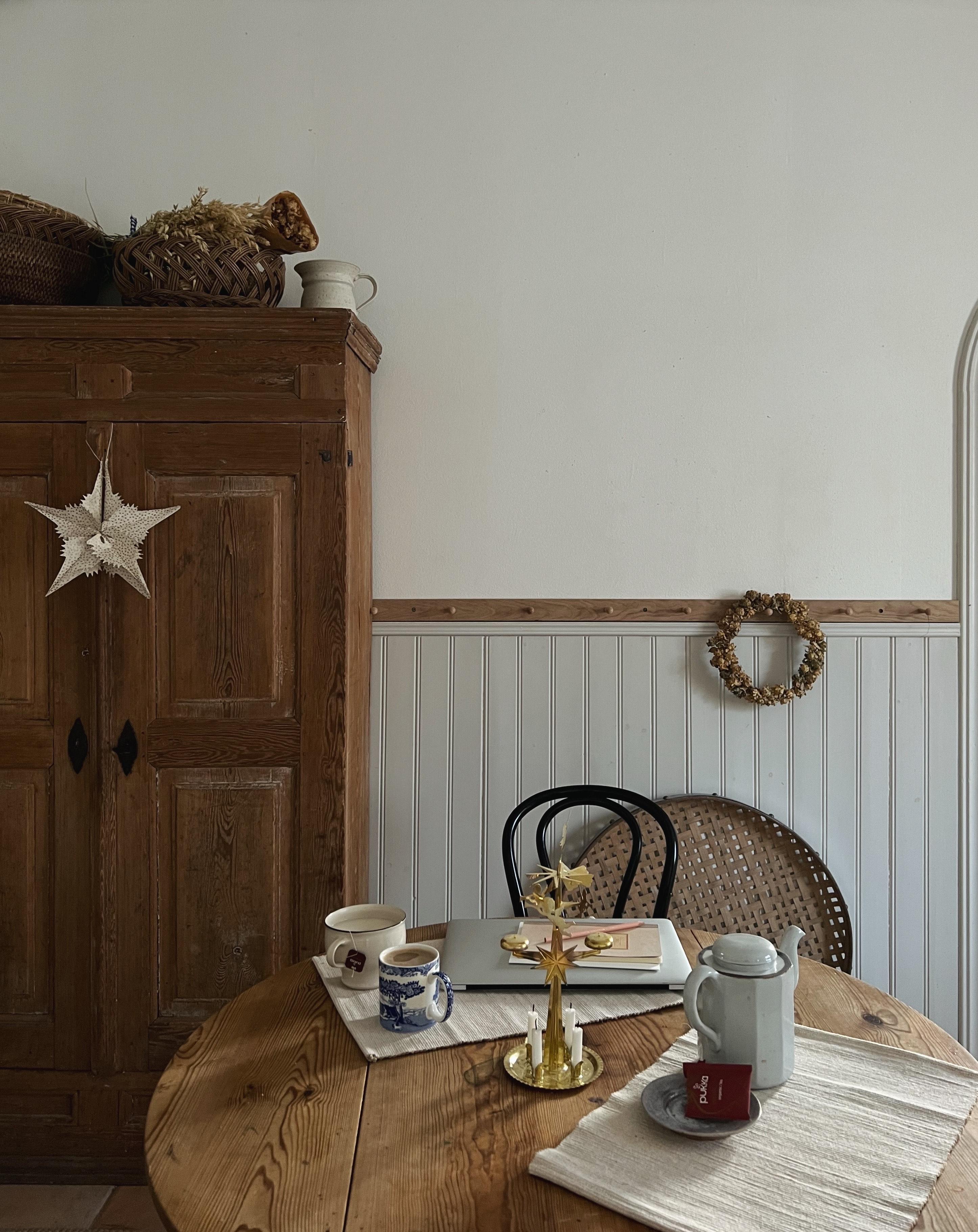 KOSELIG FROKOST: En enkel stjerne og englespill på bordet gjør morgenkaffen julekoselig.