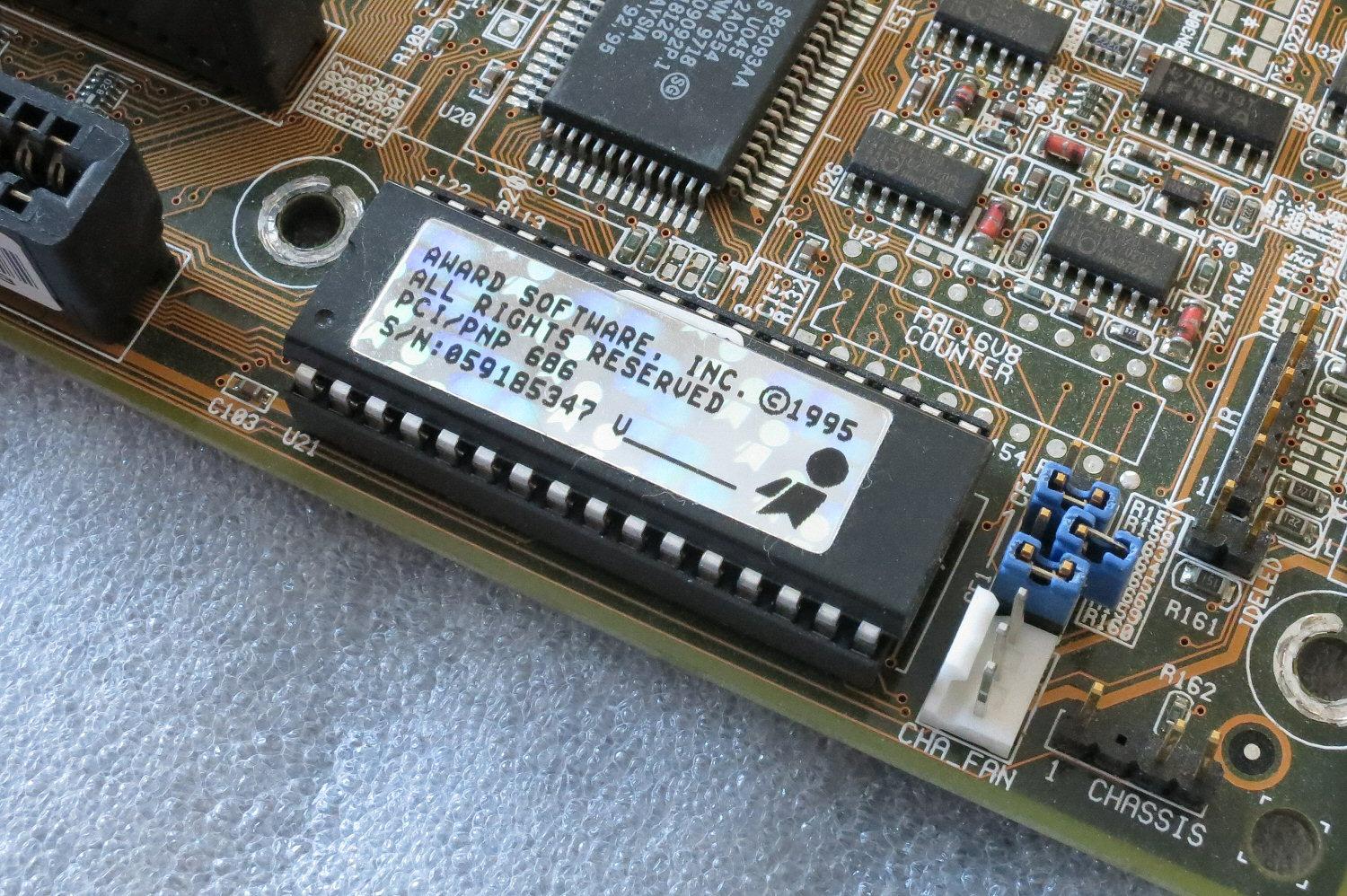 En EEPROM BIOS-brikke fra sent 90-tall.Foto: Vegar Jansen, Hardware.no