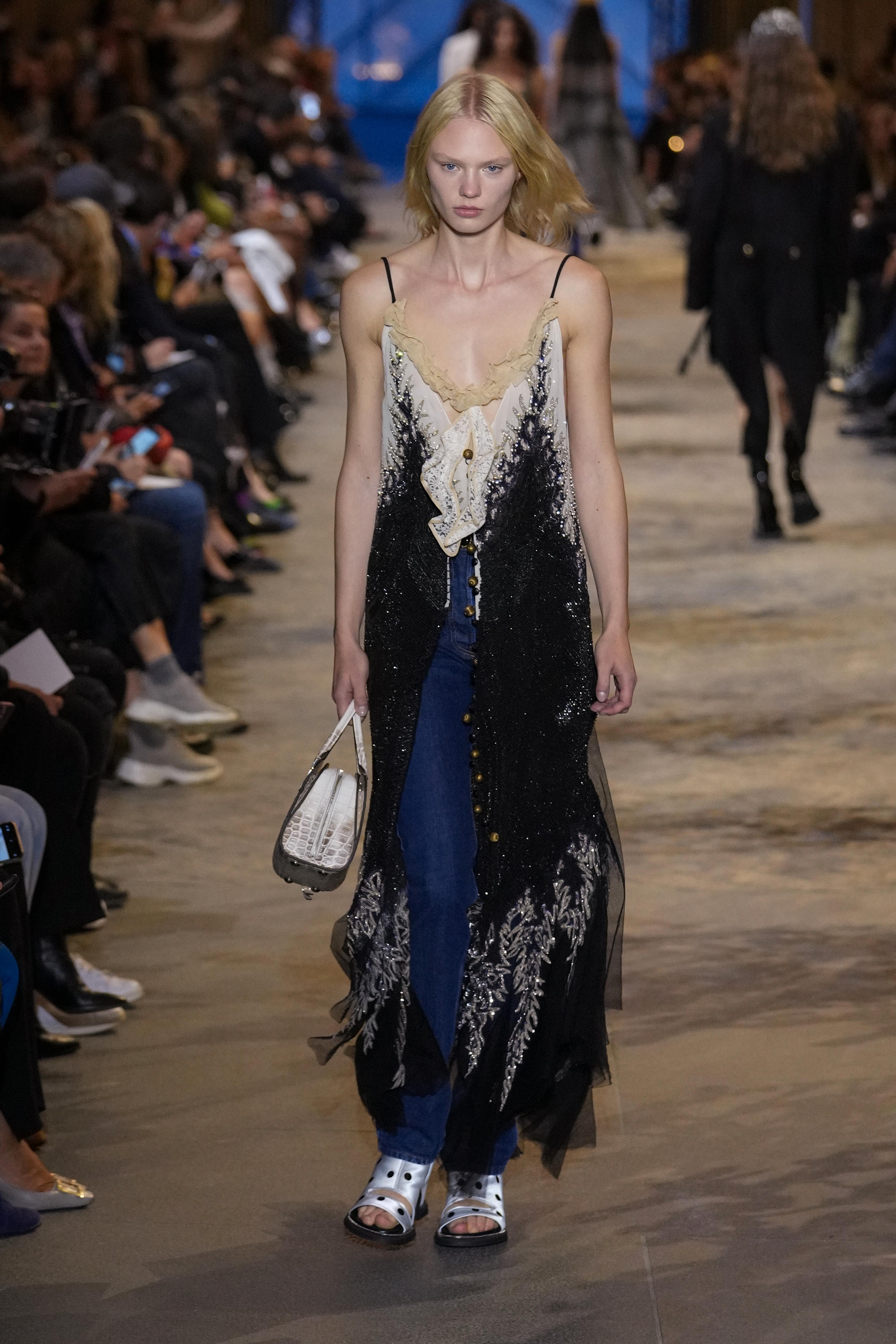 FRA VÅRKOLLEKSJONEN: Reinsves Oscar-kjole så vi først på catwalken til Louis Vuitton under moteuken i Paris høsten 2021.
