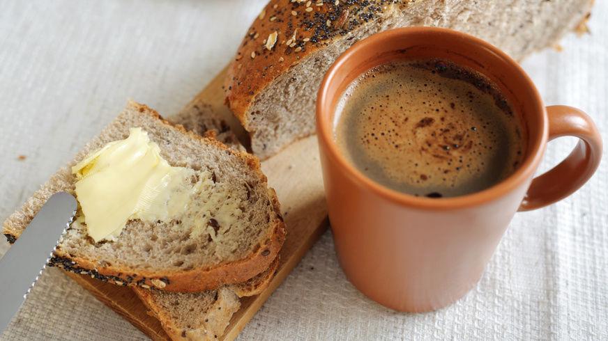 DET LILLE EKSTRA: Smør på brødskiven smaker godt, men har du prøvd det i kaffen? Foto: NTB Scanpix