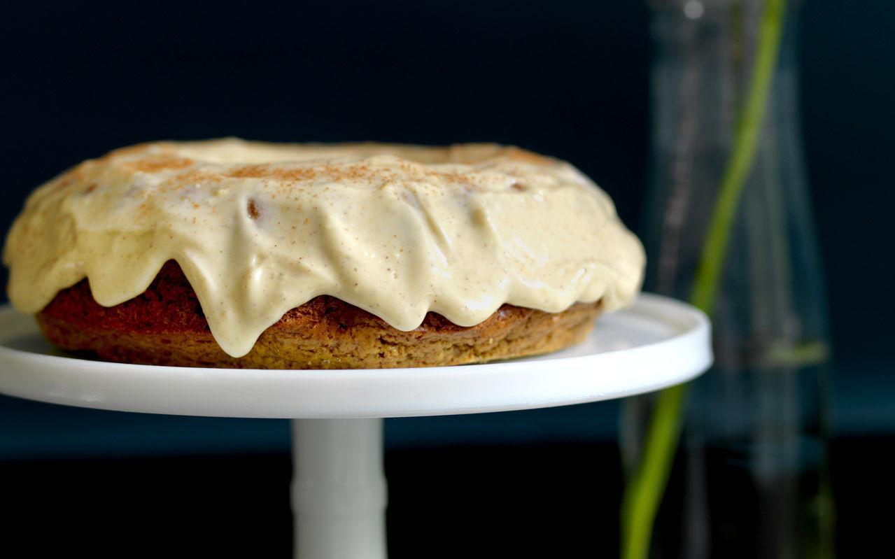 KRYDDERKOS: Denne saftige kaken med ostekrem-topping er fullpakket med krydder, som kanel og kardemomme. Klikk her for Idas oppskrift. Foto: Studio Dreyer Hensley
