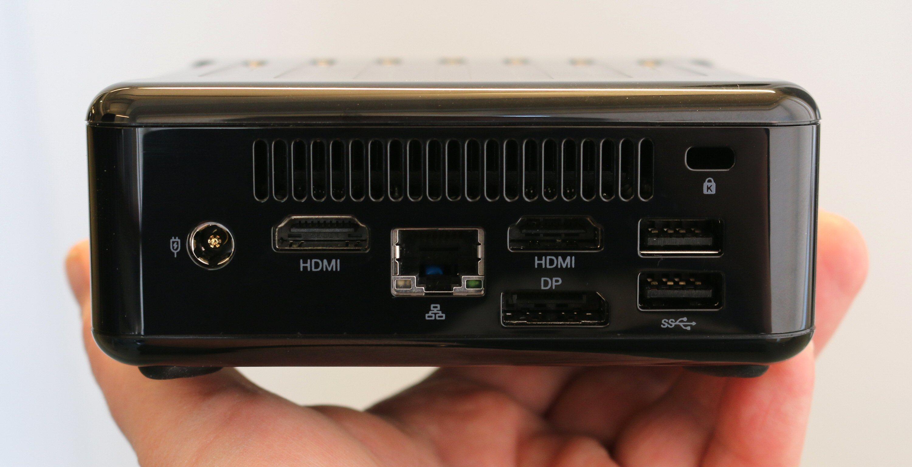 ASRock Beebox-S har to HDMI-porter, DisplayPort, gigabit LAN og to USB 3.0-porter. Varm luft kommer ut øverst. Plass til kensingtonlås oppe til høyre, strøminntak til venstre.