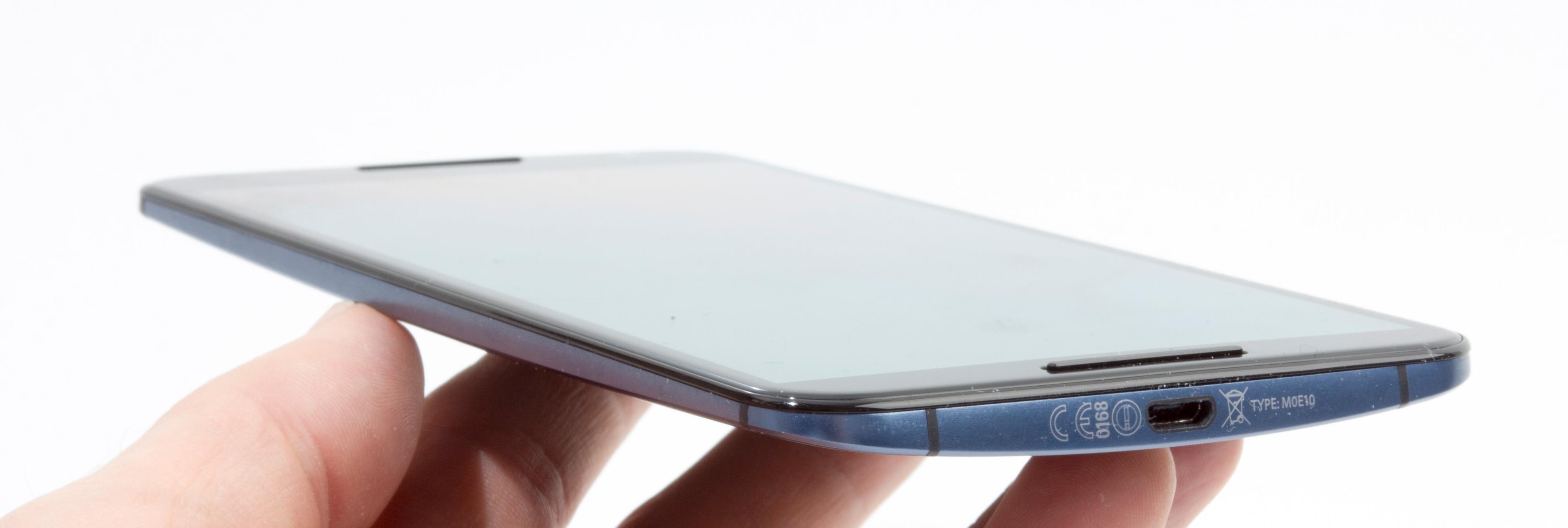 Med rundt én centimeter i tykkelse er Nexus 6 hverken tynnest eller tykkest av brettmobilene. Foto: Kurt Lekanger, Tek.no