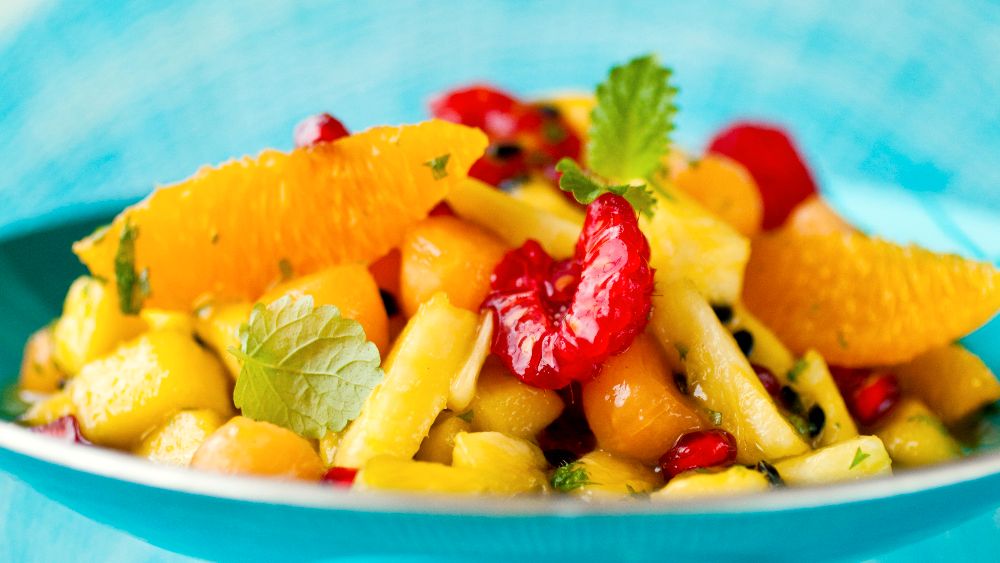 Fruktsallad med citronmeliss och mango