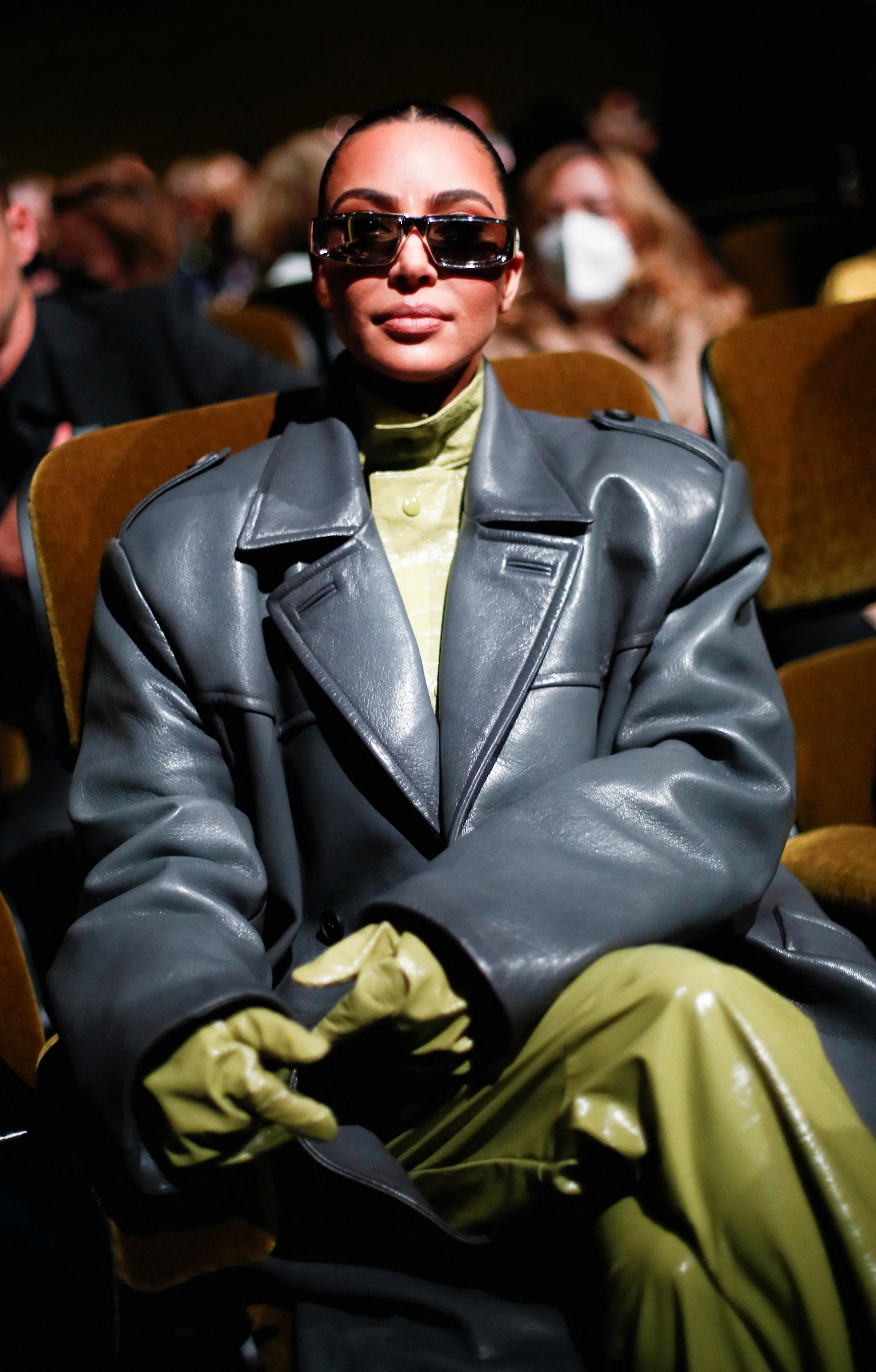 Kim Kardashian på Prada-visning i februar. Hun valgte smale briller med kraftig ramme. 