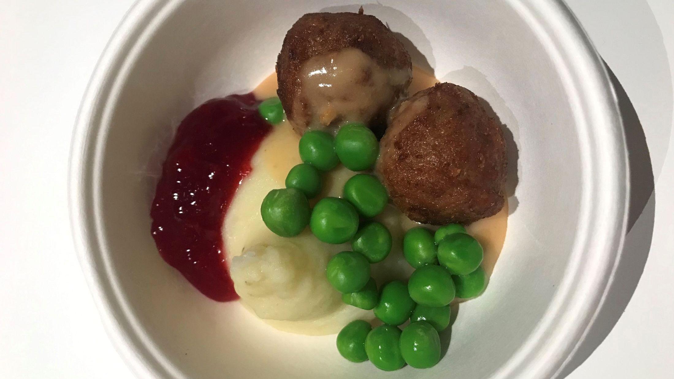 LIGNER PÅ KJØTT: Prototypen av IKEAs planlagte «eatballs» ble servert med potetmos og erter da den ble testet av de ansatte. Foto: IKEA