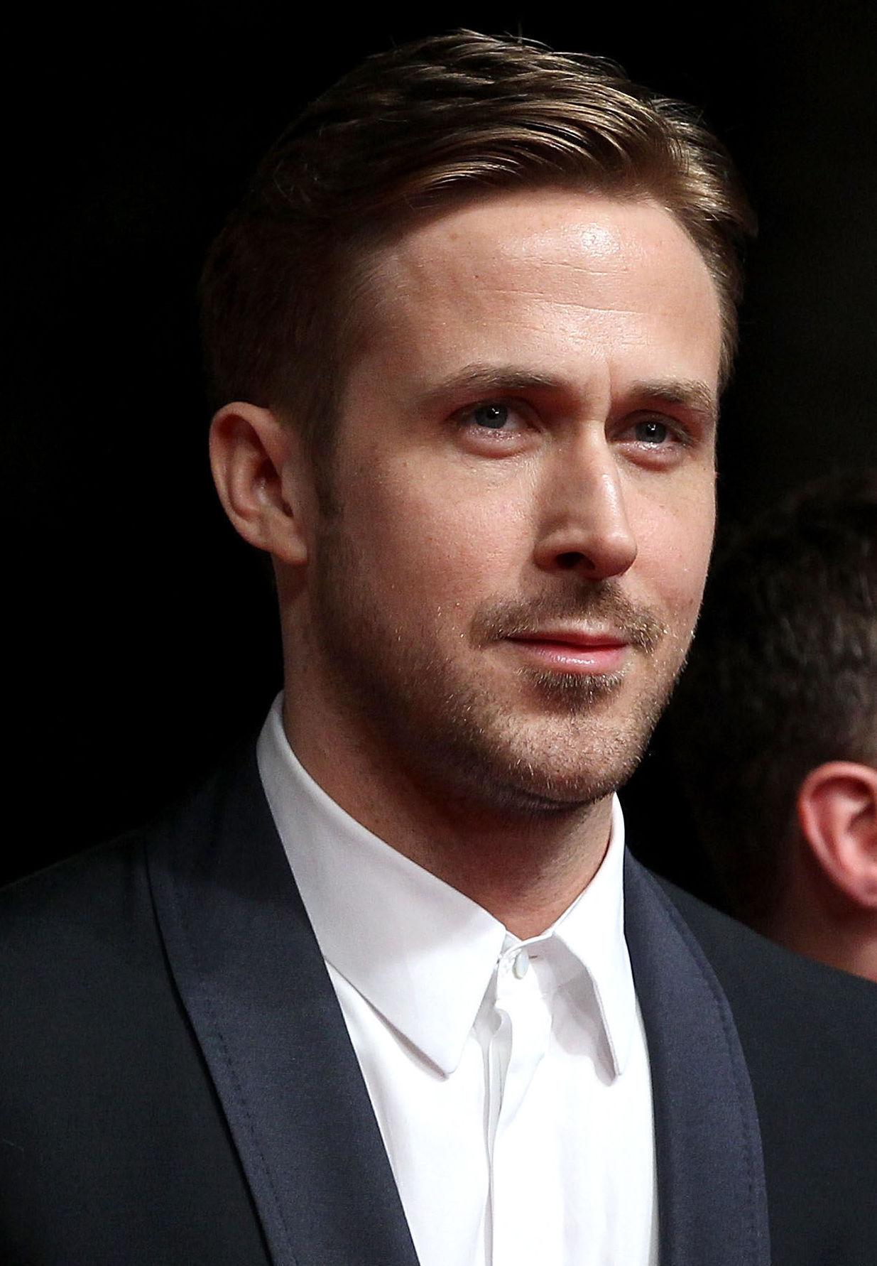 TRENDY: Ryan Gosling i en av årets store trender, det såkalte luftslipset. En god løsning dersom du ikke har noe å knyte rundt nakken i julestria. Foto: Getty Images