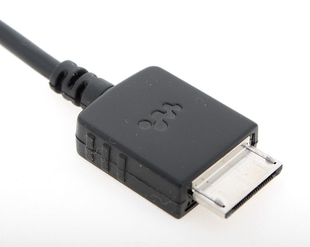 Spilleren bruker en proprietær USB-kabel.