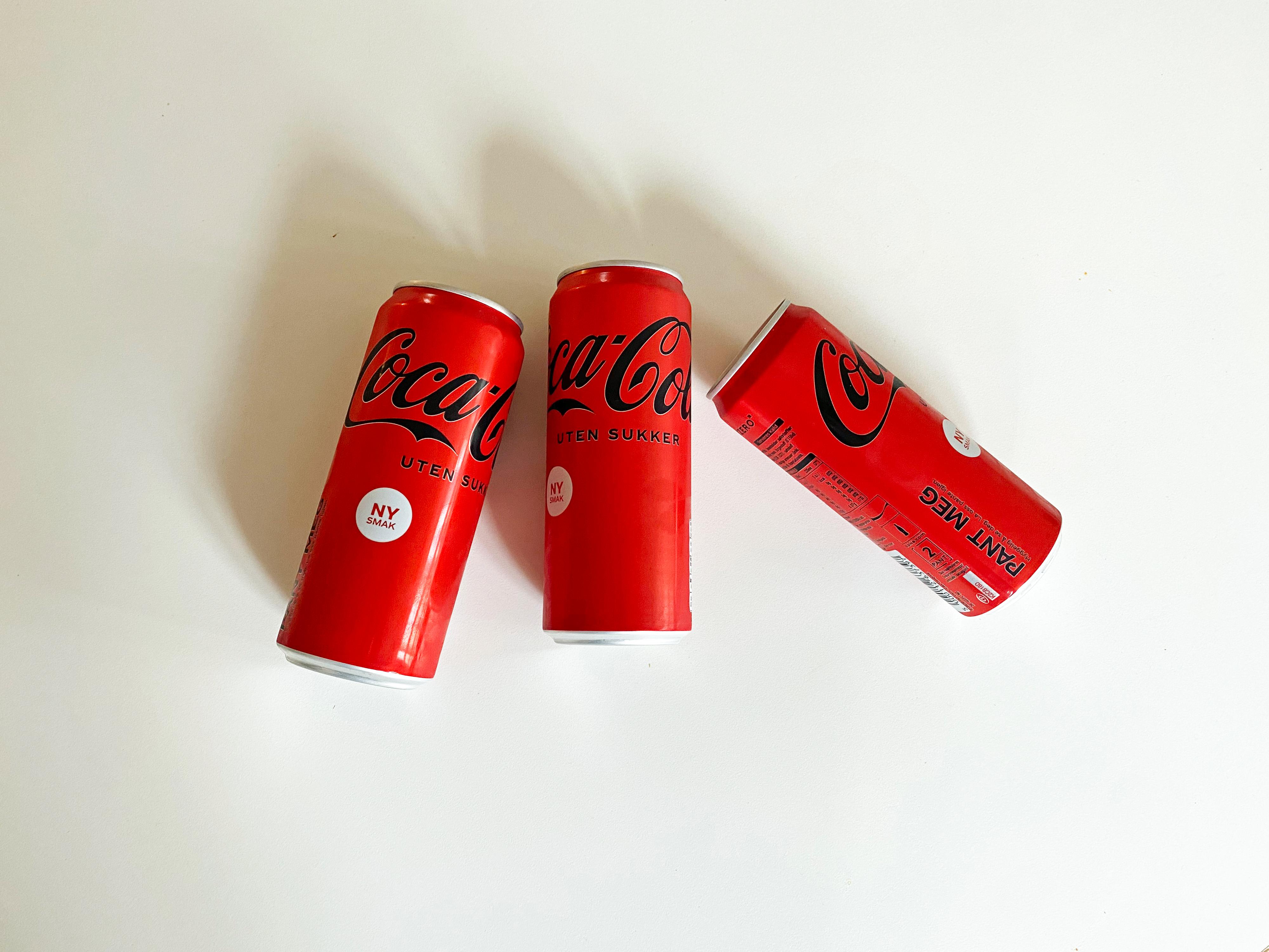 IKKE SOM FØR: De nye Coca-Cola uten sukker-boksene kan minne om de klassiske «sukkercola»-boksene. For ordens skyld, boksene på bildet er sendt til oss av Coca-Cola fordi de ennå ikke er tilgjengelige i butikk.