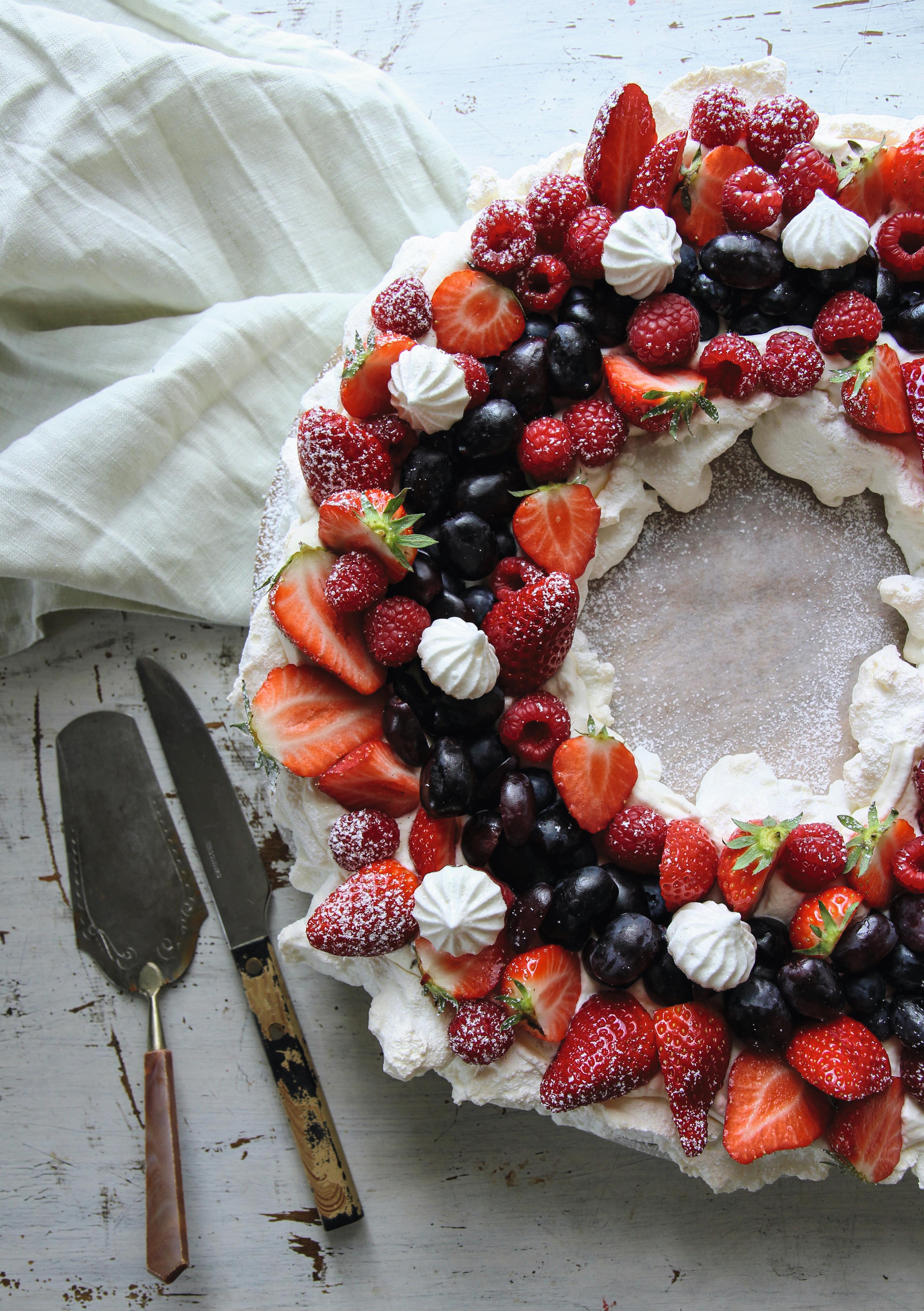 WOW-FAKTOR: En pavlova-krans med pent danderte bær gjør seg spesielt godt på kakebordet. 