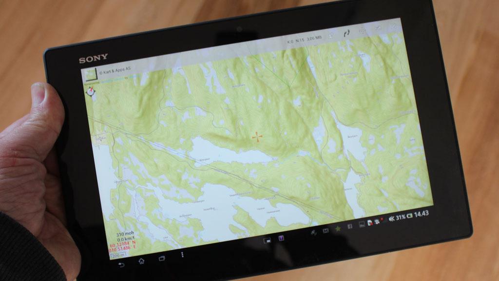 Du kan også navigere på topografiske kart via en app. Siden brettet er vanntett gjør det ikke noe om det kommer en regnskur.Foto: Espen Irwing Swang, Amobil.no