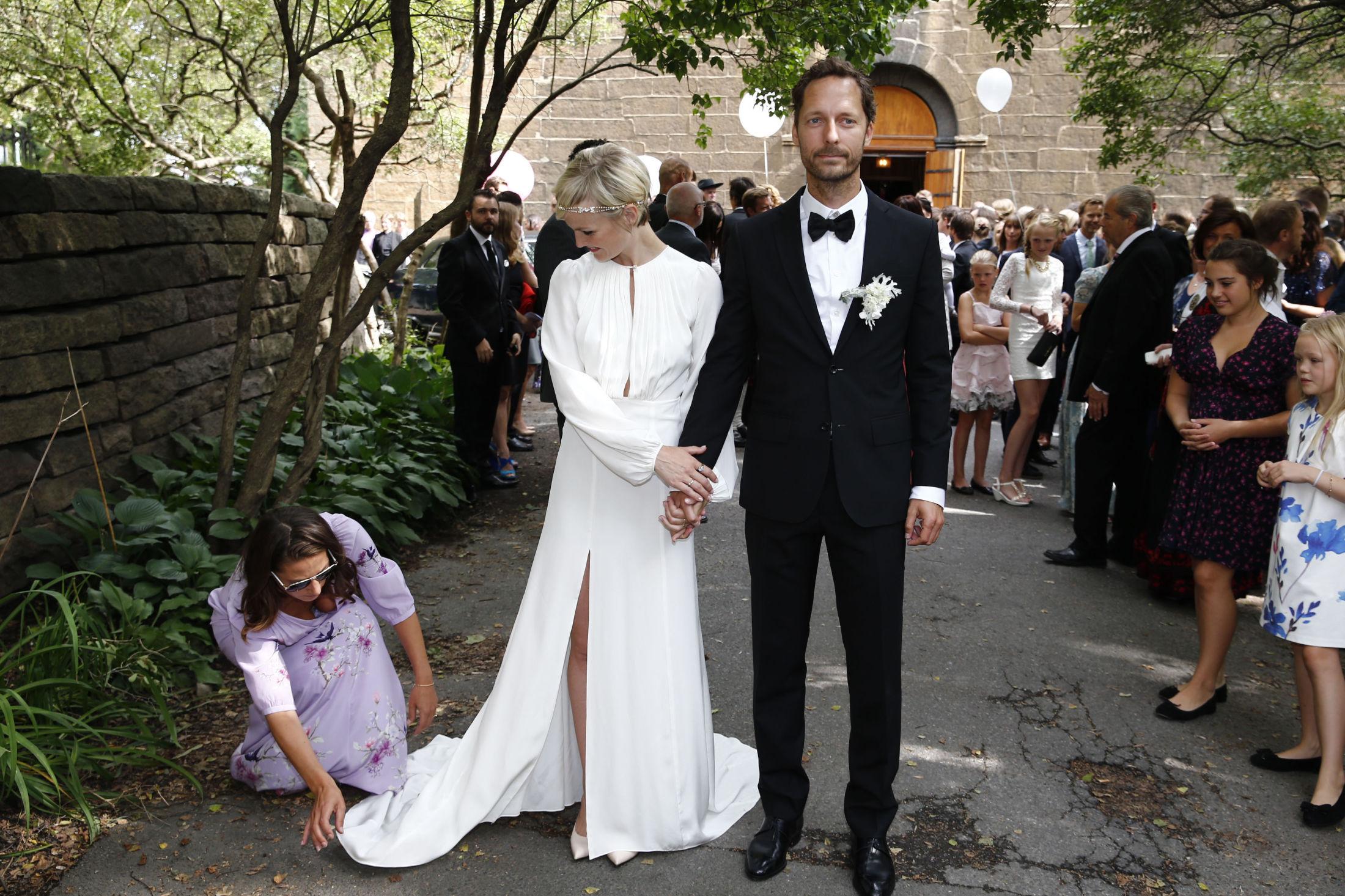 PERFEKSJON: Designer bak brudekjolen, Pia Tjelta passet på at alt var perfekt før bildene skulle tas. Legg merke til den høye splitten. Foto: Mattis Sandblad/VG