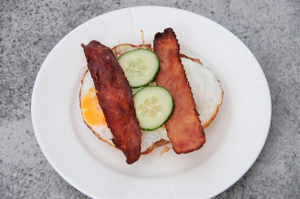 BEGRENS: Bacon er ikke noe du bør spise hver dag. Helsemyndighetene anbefaler oss å begrense inntaket av bearbeidet kjøtt og rødt kjøtt til 500 gram i uken. Det tilsvarer to til tre middager og litt kjøttpålegg.