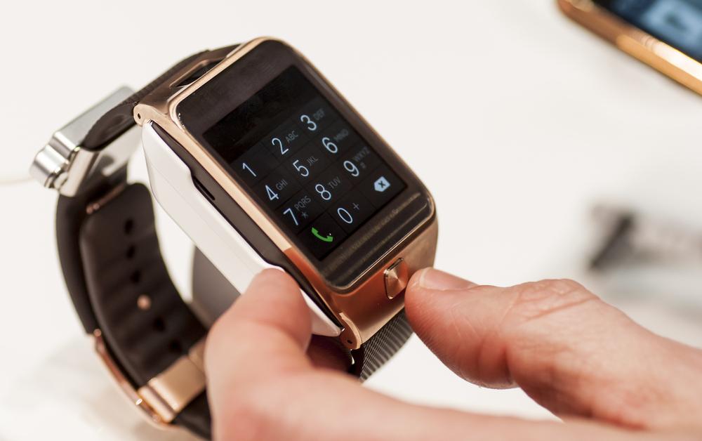 Samsung må lansere mange flere smartklokker om de skal konkurrere med Apple Watch, ifølge Strategy Analytics. Dette er Samsungs Gear 2. Foto: Ivan Garcia/Shutterstock.com