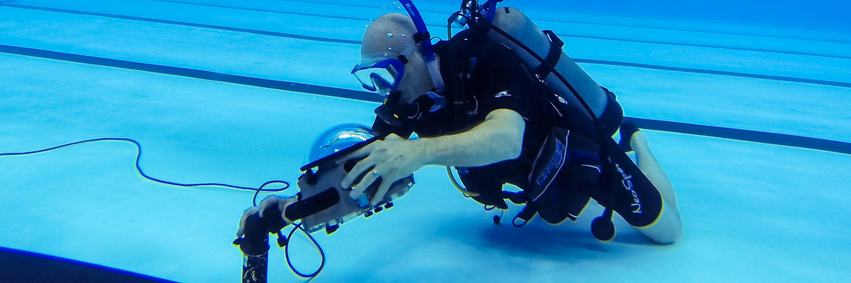 Et robot-kamera installeres i forkant av svømmingen under OL i Rio.
