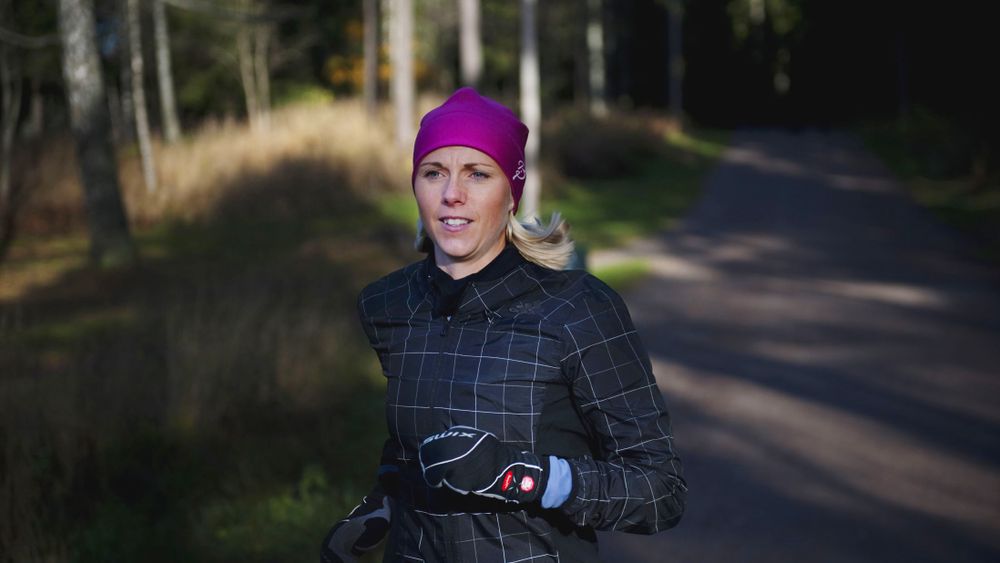 Trener du for å komme i bedre form og for å få bedre helse? Da bør du forbedre oksygenopptaket ditt. Her ser du Vektklubbs treningsekspert Anne Mette Rustaden på løpetur rundt Sognsvann.