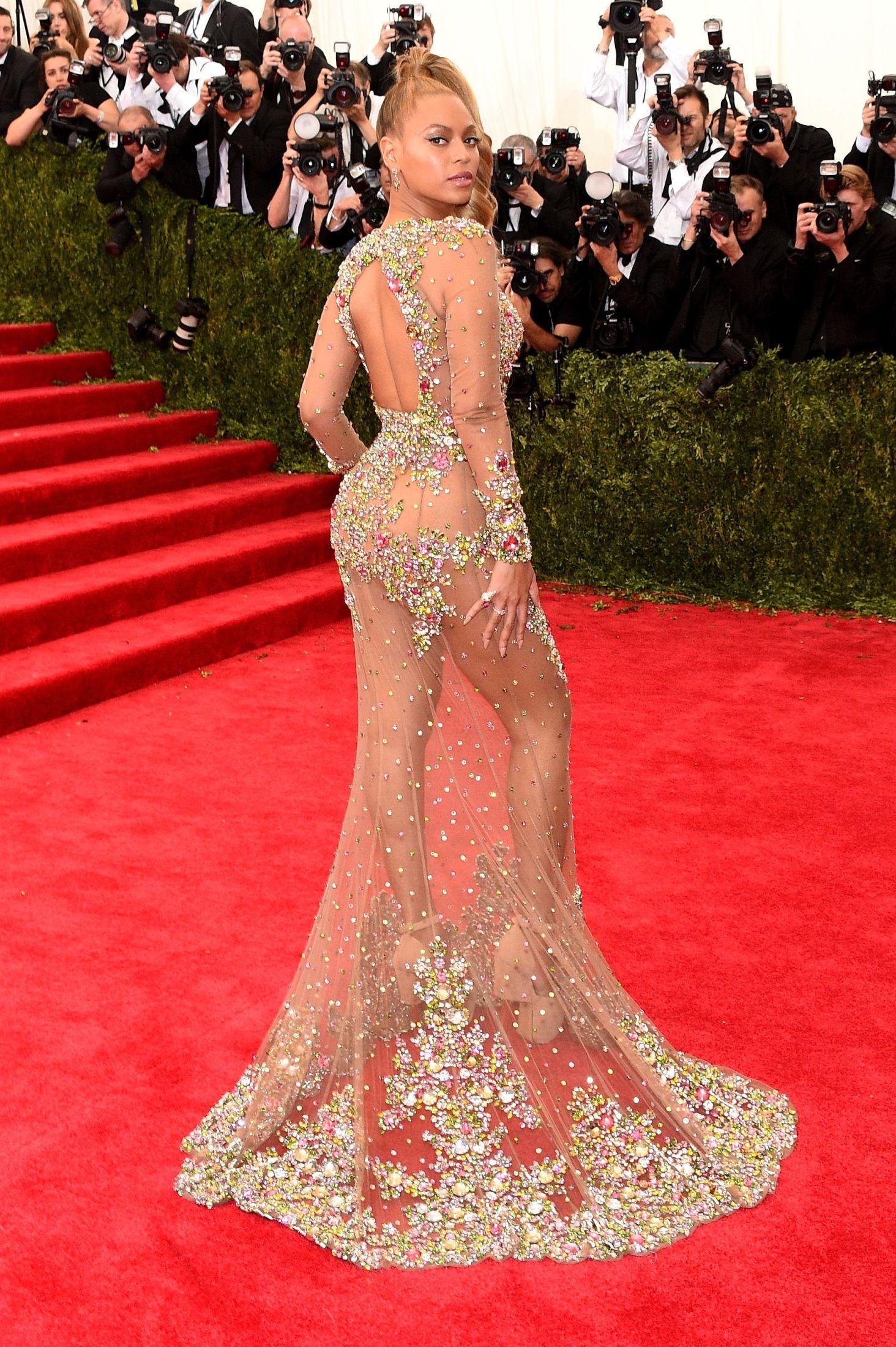 MOTEØYEBLIKK: Beyoncé klinte til med denne gjennomsiktige kjolen under Met-gallaen i 2015. 