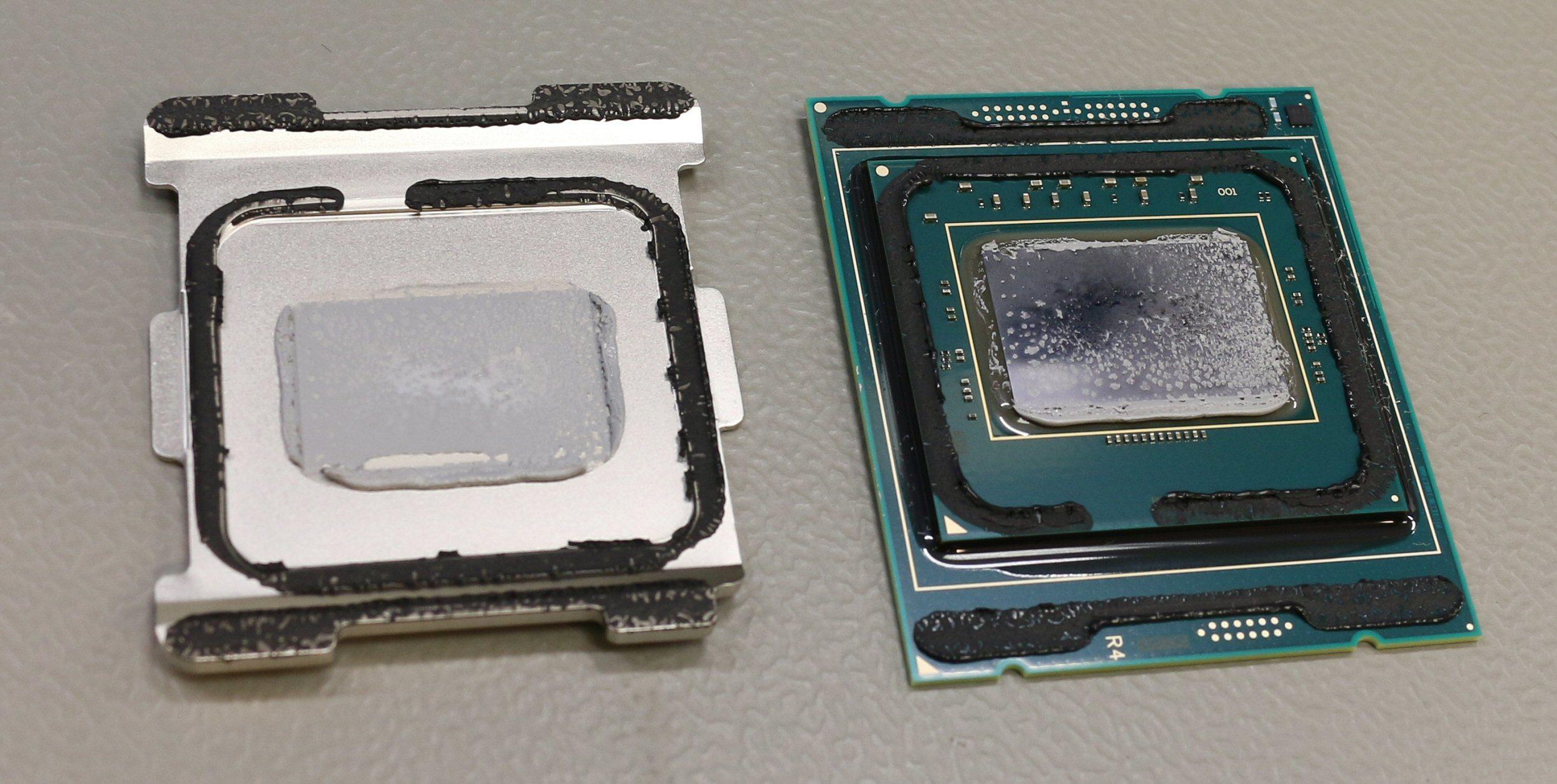 En Intel Core X-prosessor med løsnet varmespreder. Merk den varmeledende pastaen som sitter på baksiden av sprederen og prosessorkjernen.