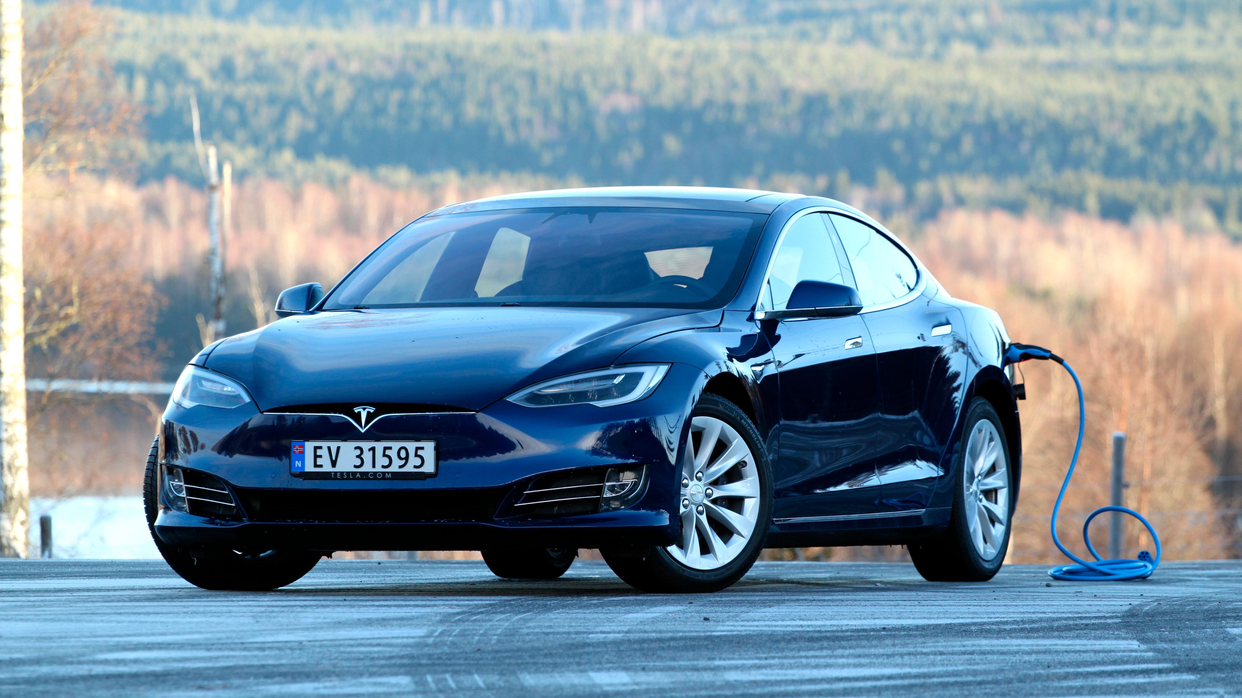 Tesla beskyldes for å ha levert biler med lekkende batterier