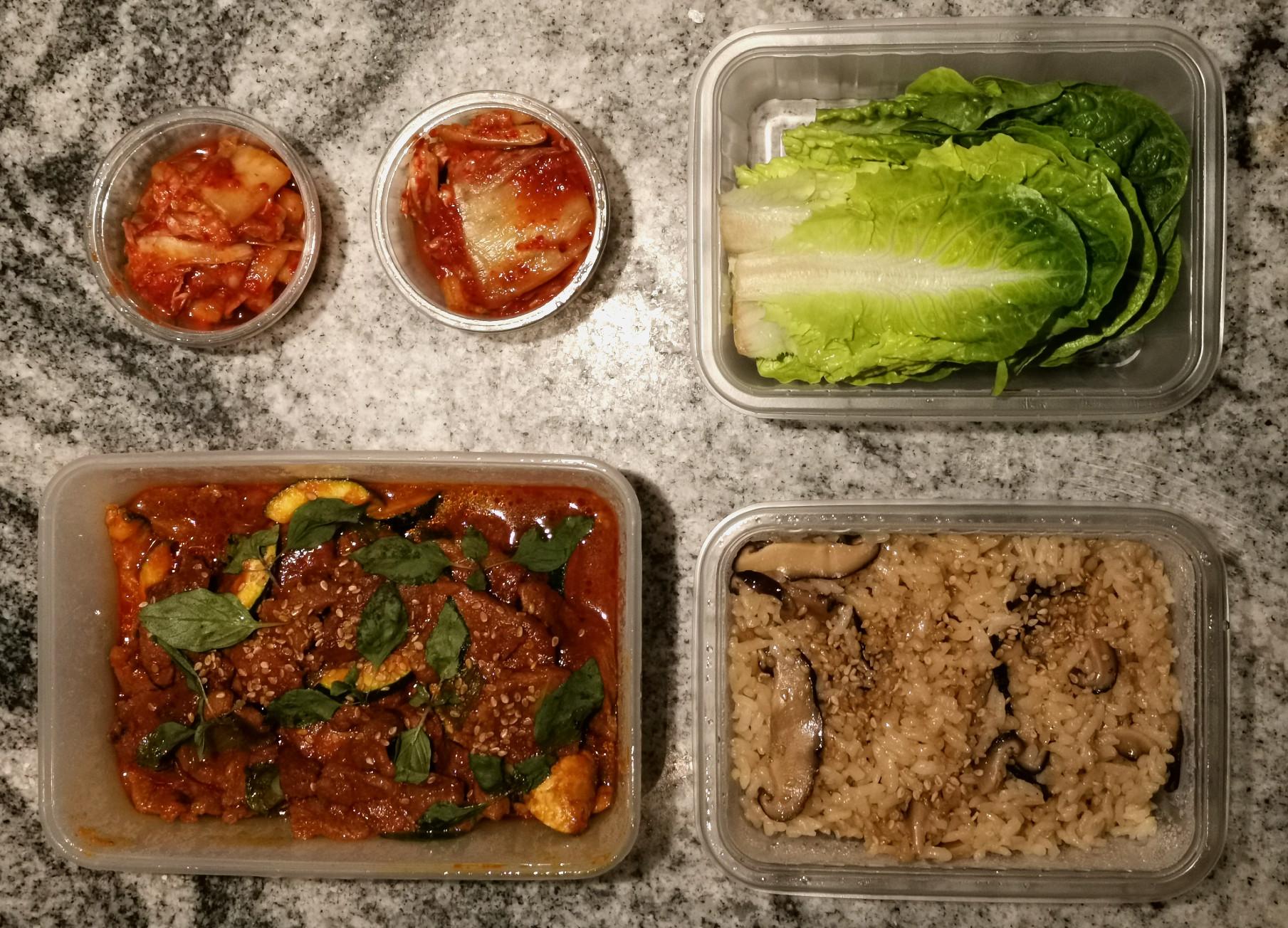 FESTMAT: Ris med sopp, kjøtt og kimchi skal spises i hjertesalatblad.