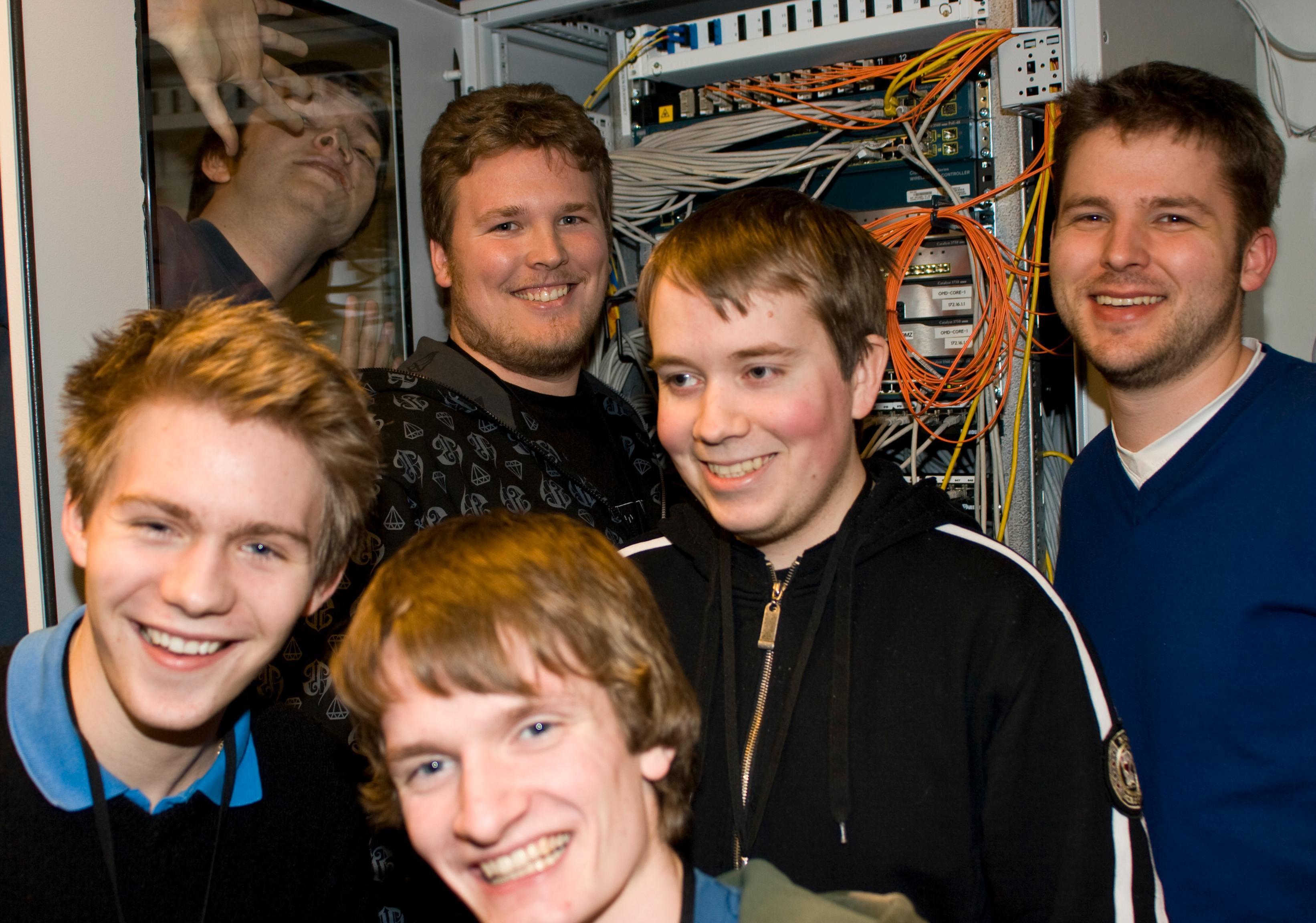 Driftsstallen
(Fra venstre, bak: Simen, Marcus, Tor Henning og Kent William.
foran: Mads og Alexander)
(Foto: Akam.no)