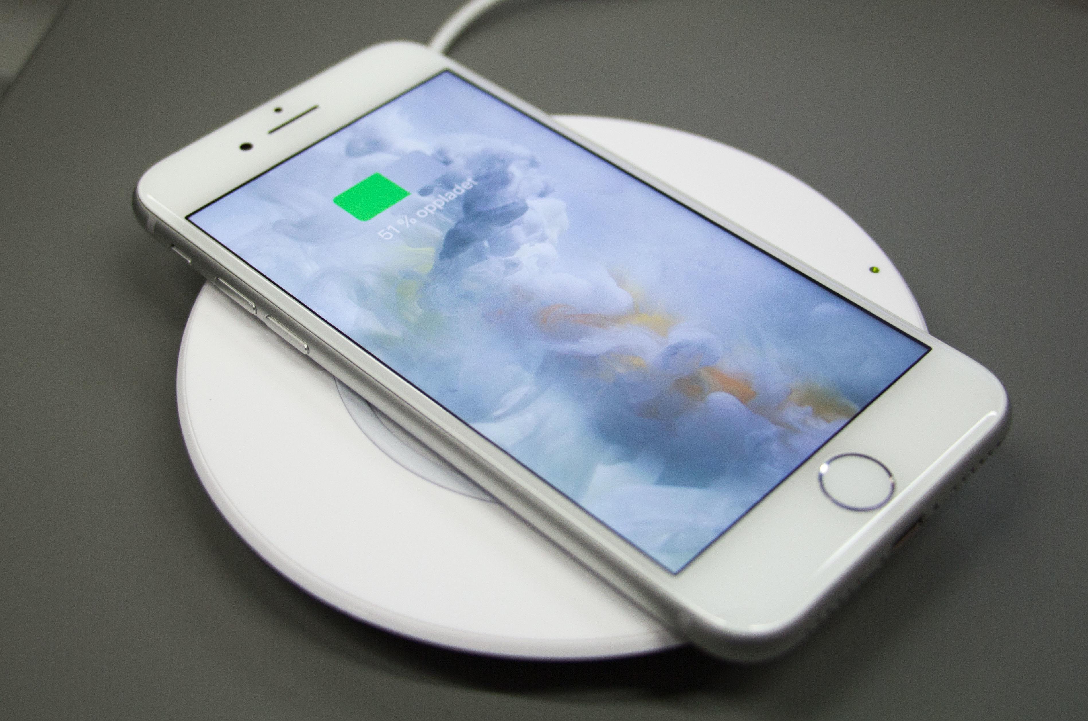Nytt i iPhone 8 er støtte for trådløs lading.