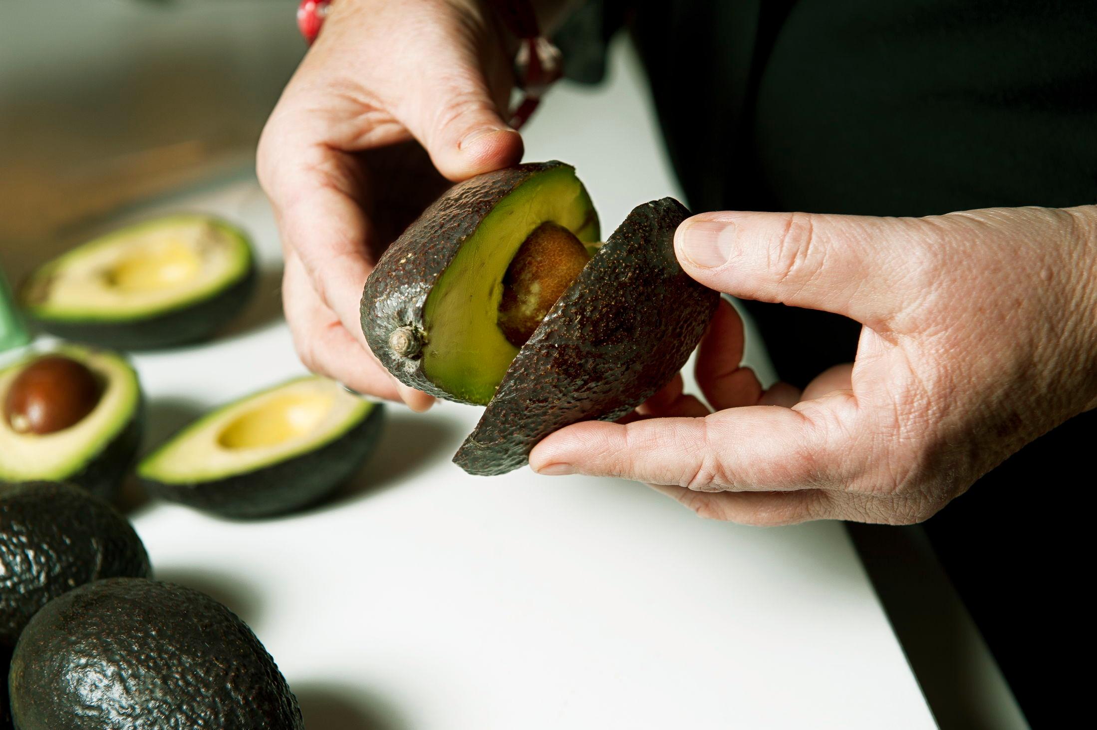 EKSOTISK: Eksotisk frukt som for eksempel avokado trenger lang og tilrettelagt frakt, noe som skader miljøet. Foto: Line Møller / VG
