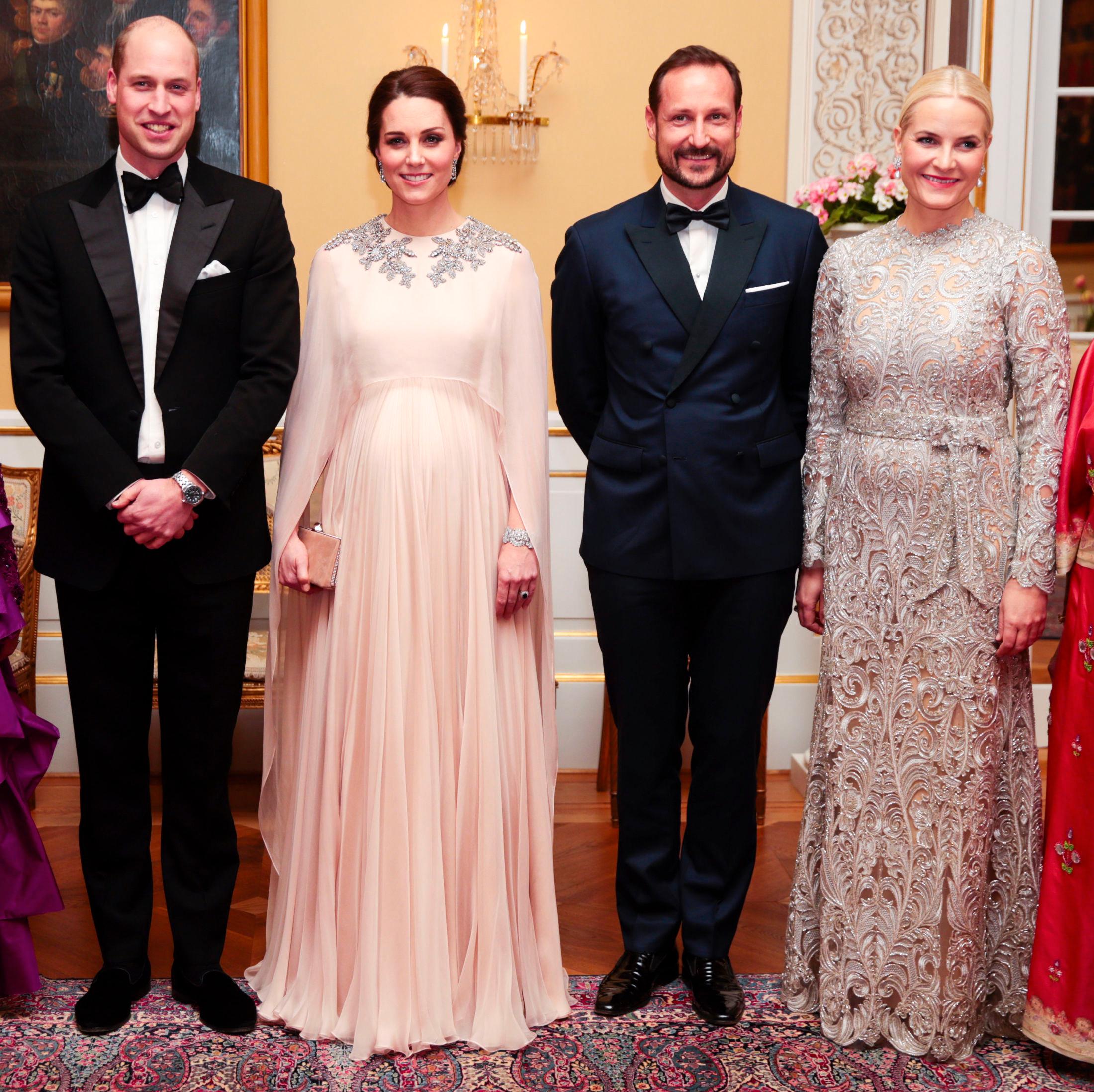 SQUAD GOALS: Prins William av Storbritannia og hertuginne Kate besøkte Norge i februar 2018. Kate var gravid med prins Louis på dette tidspunktet, og hadde på seg en kjole fra sitt favoritt-motehus, Alexander McQueen. Foto: Lise Åserud / NTB scanpix