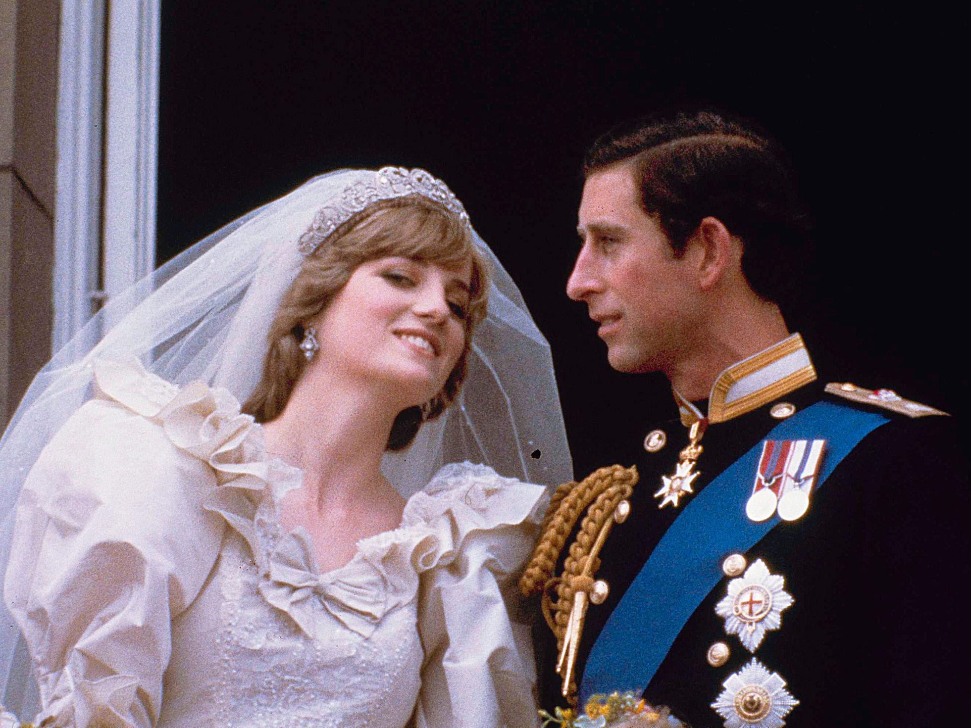 KAKEFEST: Prins Charles og Diana, prinsessen av Wales, på bryllupsdagen 29. juli, 1981. De serverte hele 27 forskjellige kaker. Foto: AP Photo