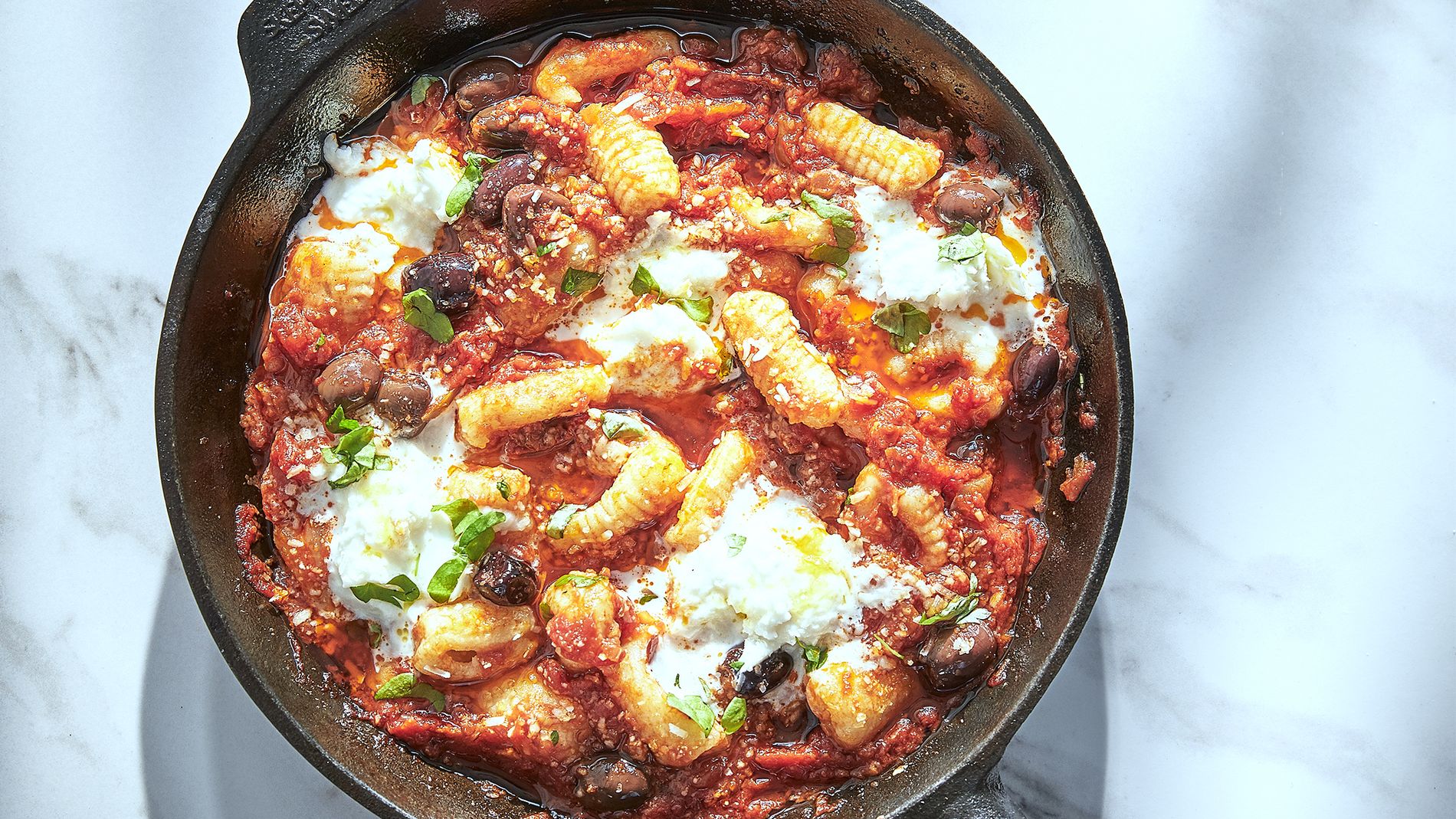 Gnocchi i tomatsås, oliver, buffelmozzarella & parmesan