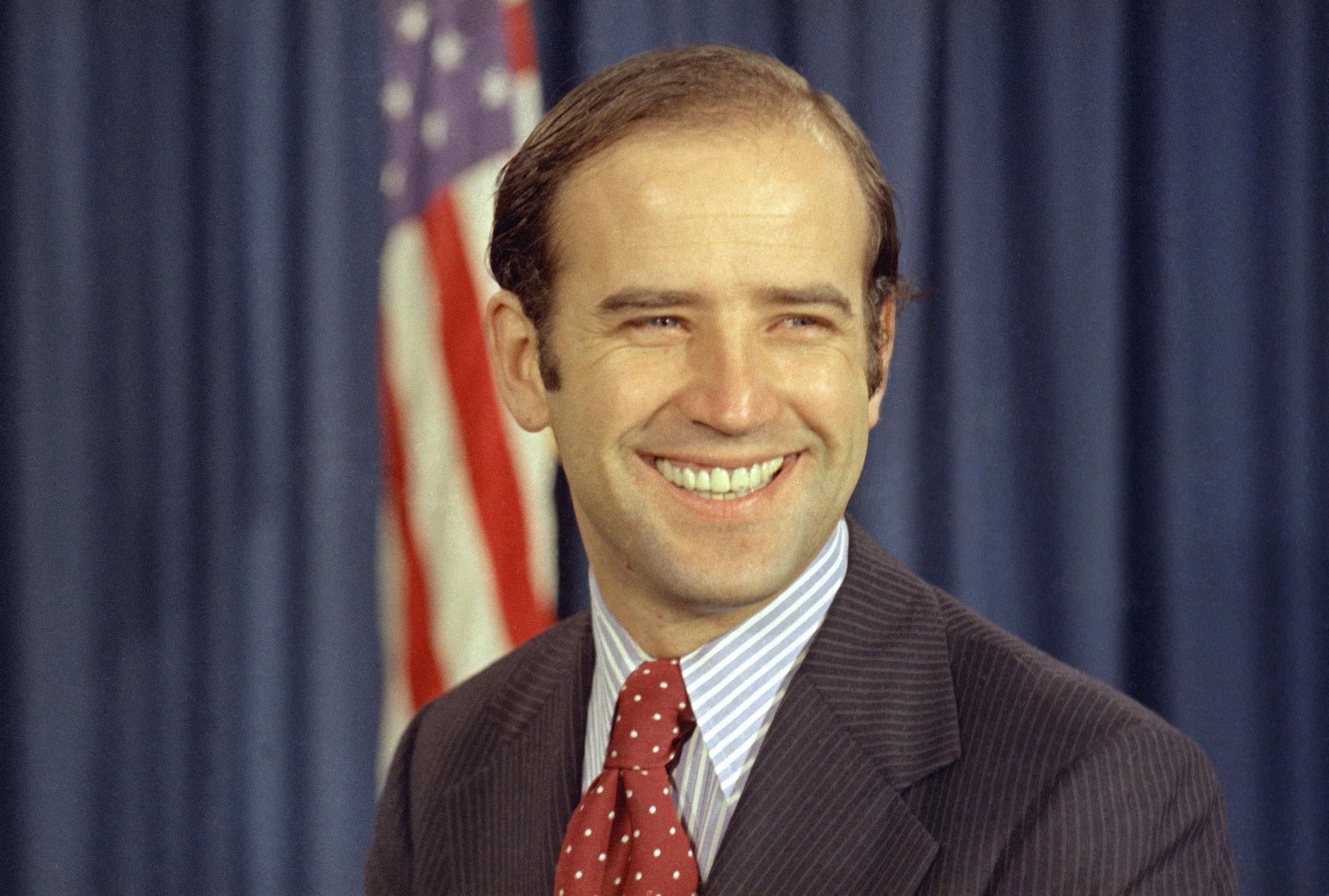 PERLERAD: Biden er kjent for sitt hvite smil. Her, i 1972, var han akkurat valgt til senator i Delaware, og hadde all grunn til å glise. Antrekket er «preppy» og tidsriktig, med stripete skjorte og et prikkete rødt slips. Foto: AP / NTB