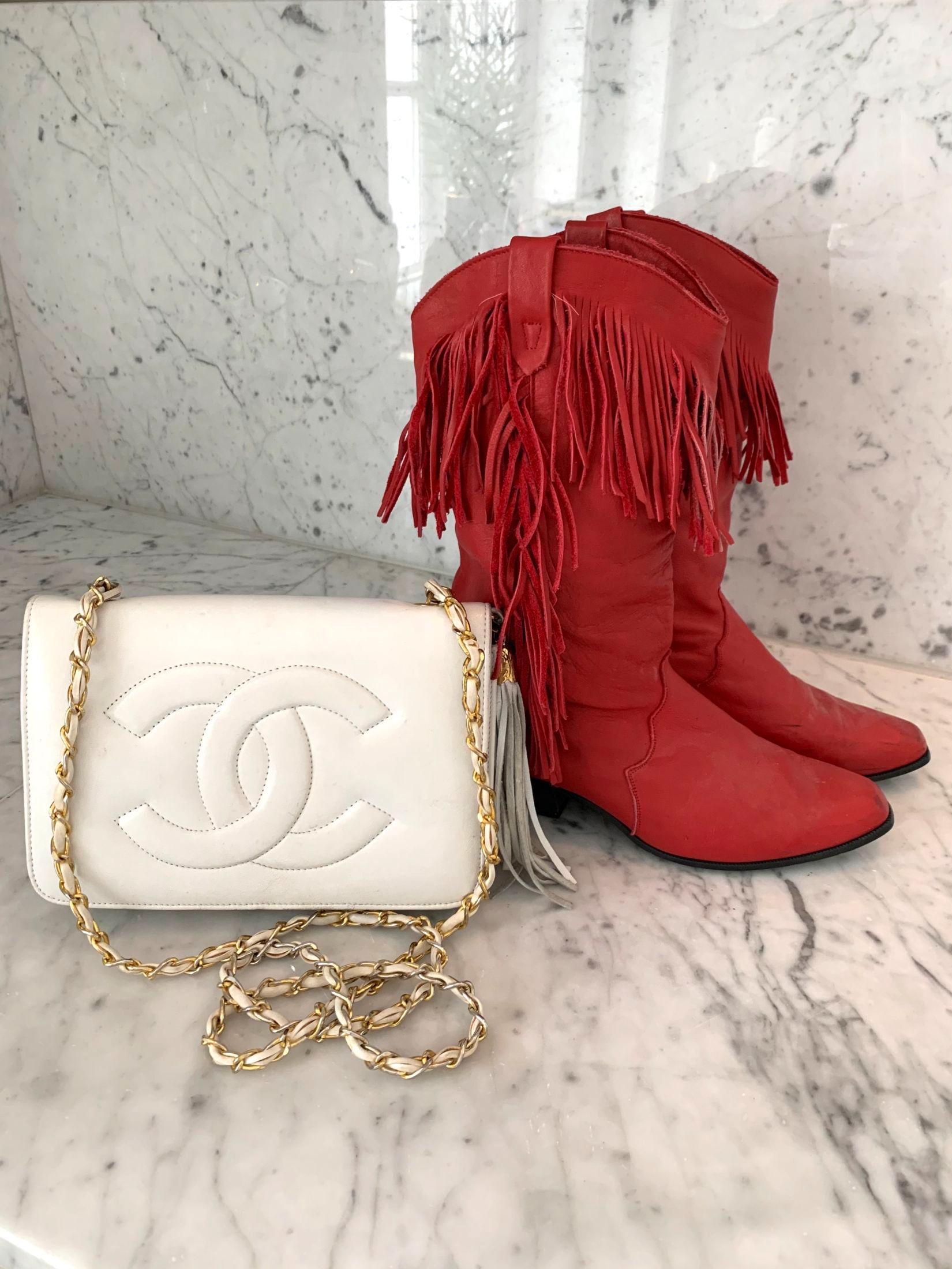 VINTAGE: Kroghs beste vintagekupp er en hvit Chanel-veske og et par røde cowboy-boots. Foto: Privat