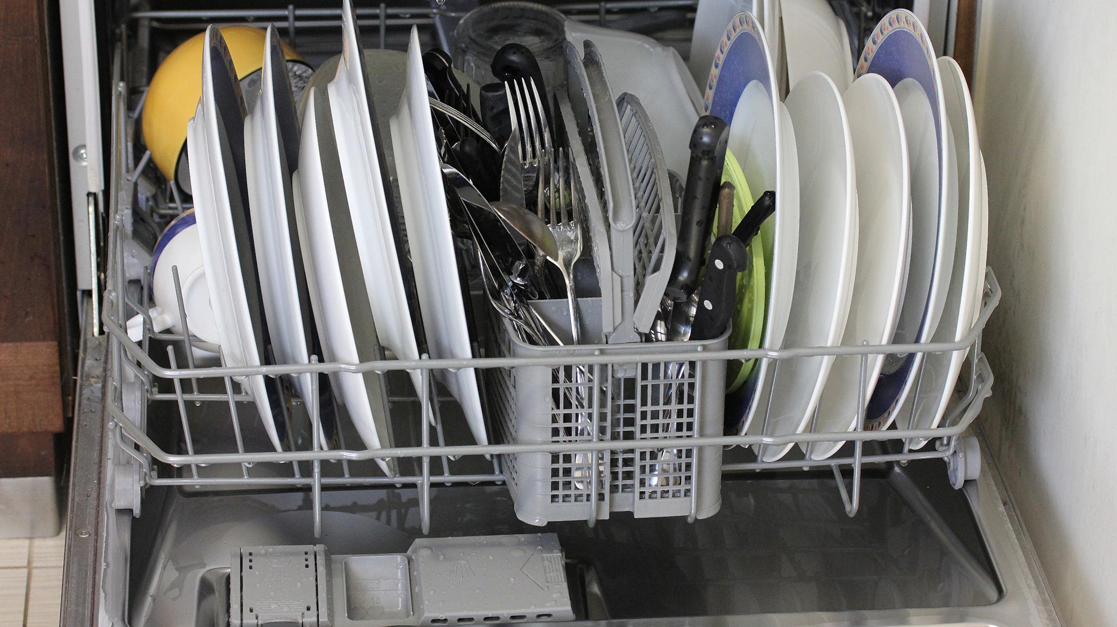 FULL GUFFE: Det lønner seg å kjøre fulle oppvaskmaskiner - både økonomisk og for miljøet sin del. Foto: NTB Scanpix.