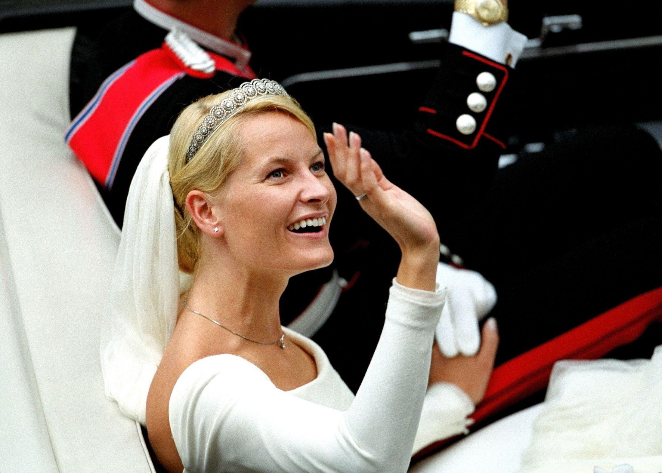 VAKKER BRUD: Da kronprinsparet giftet seg i Oslo domkirke i 2001, hadde bruden blitt litt blondere siden forlovelsen året før. Foto: Anne Elisabeth Næss / VG