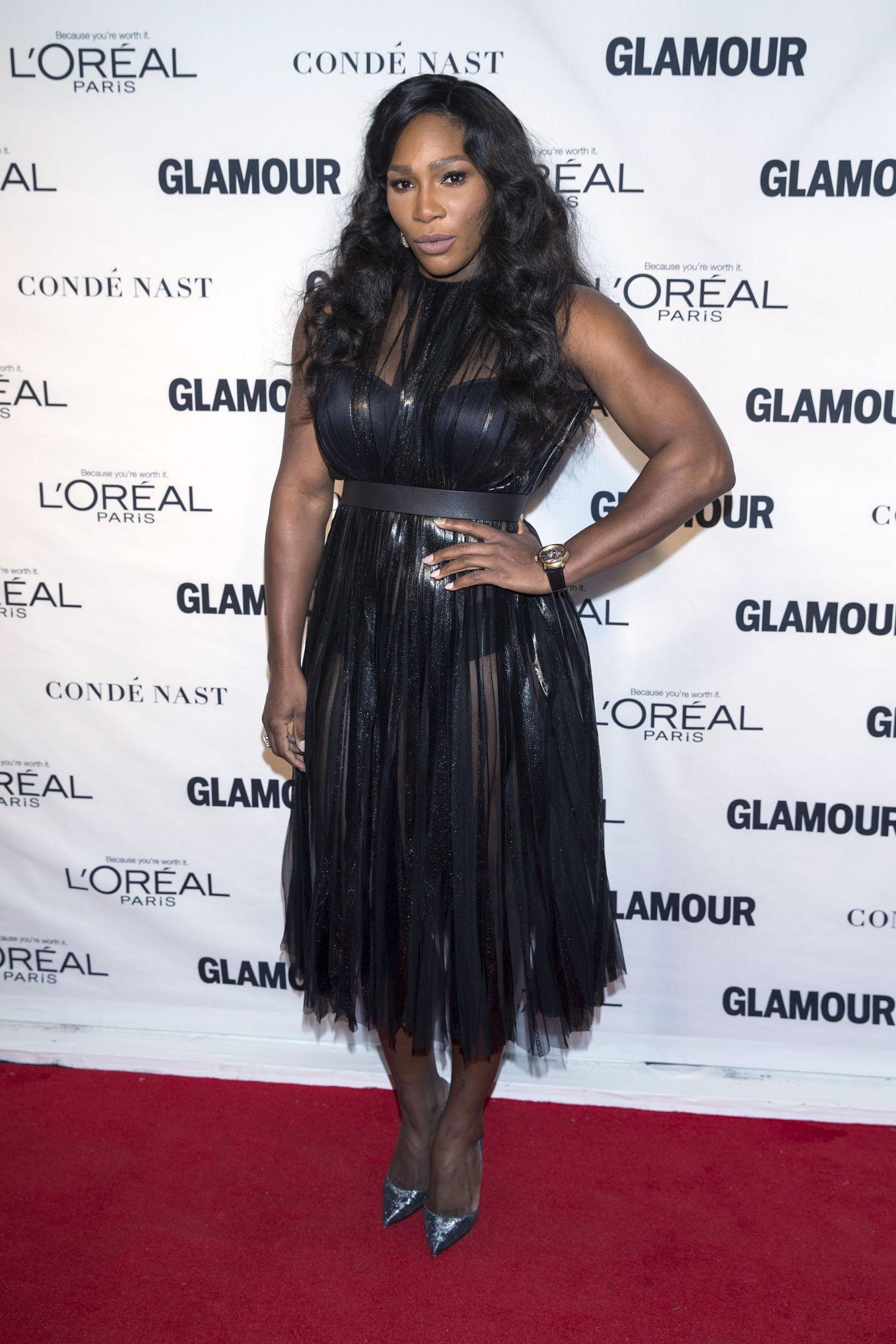 GJENNOMSIKTIG: Tennisspiller Serena Williams lot den transparente, svarte kjolen komme til sin rett, med minimalt tilbehør.