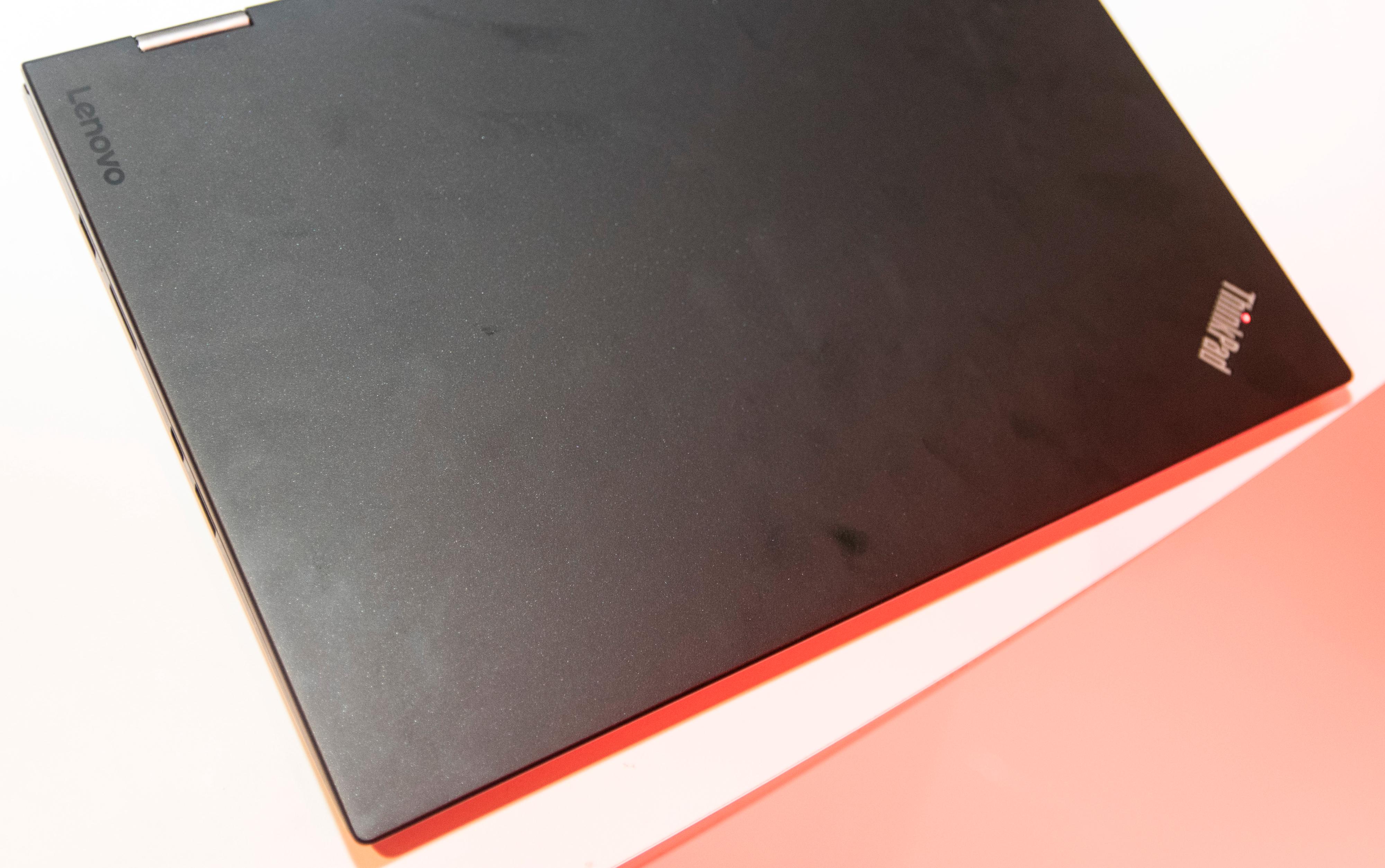 Designen er akkurat slik vi kjenner ThinkPad-serien. Ingen blinkende lys eller farger, bare den klassiske røde prikken over ThinkPad-logoen og ellers matt, svart plast.