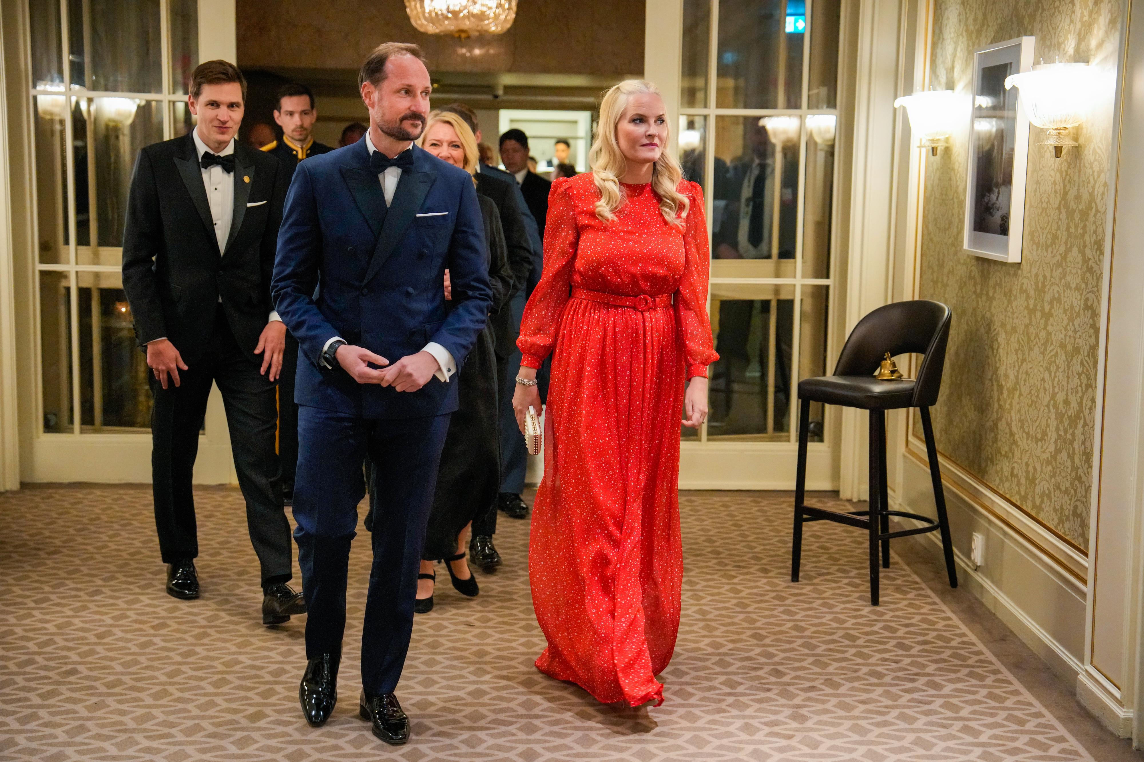 Kronprinsen og kronprinsessen ankom Grand Hotel i Oslo, lørdag kveld.