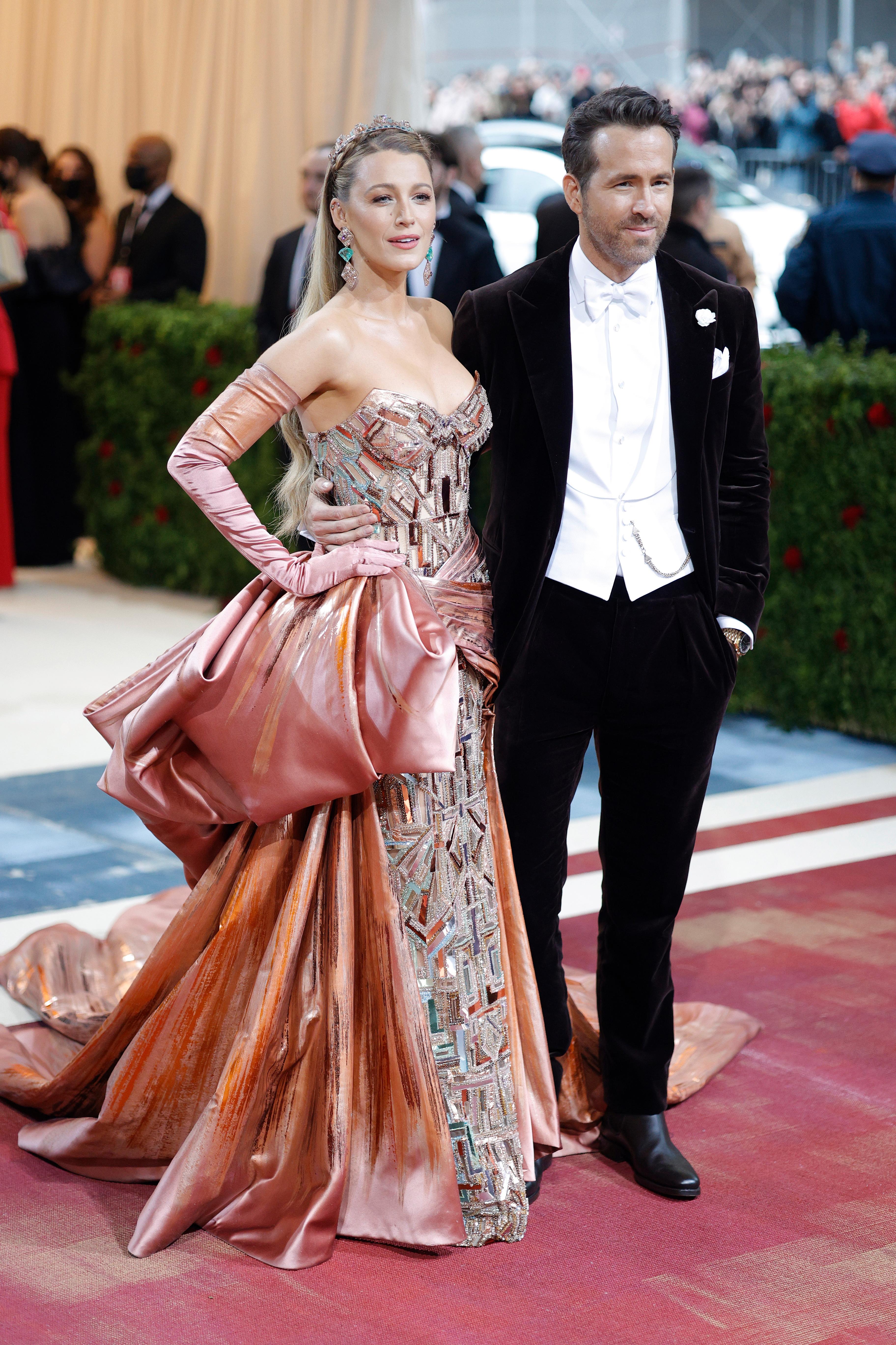 FÅR SKRYT: Blake Lively får skryt for sitt glitrende Versace antrekk med stor sløyfe og matchende hansker. Sammen med ektemannen Ryan Reynolds var Lively blant kveldens verter. 