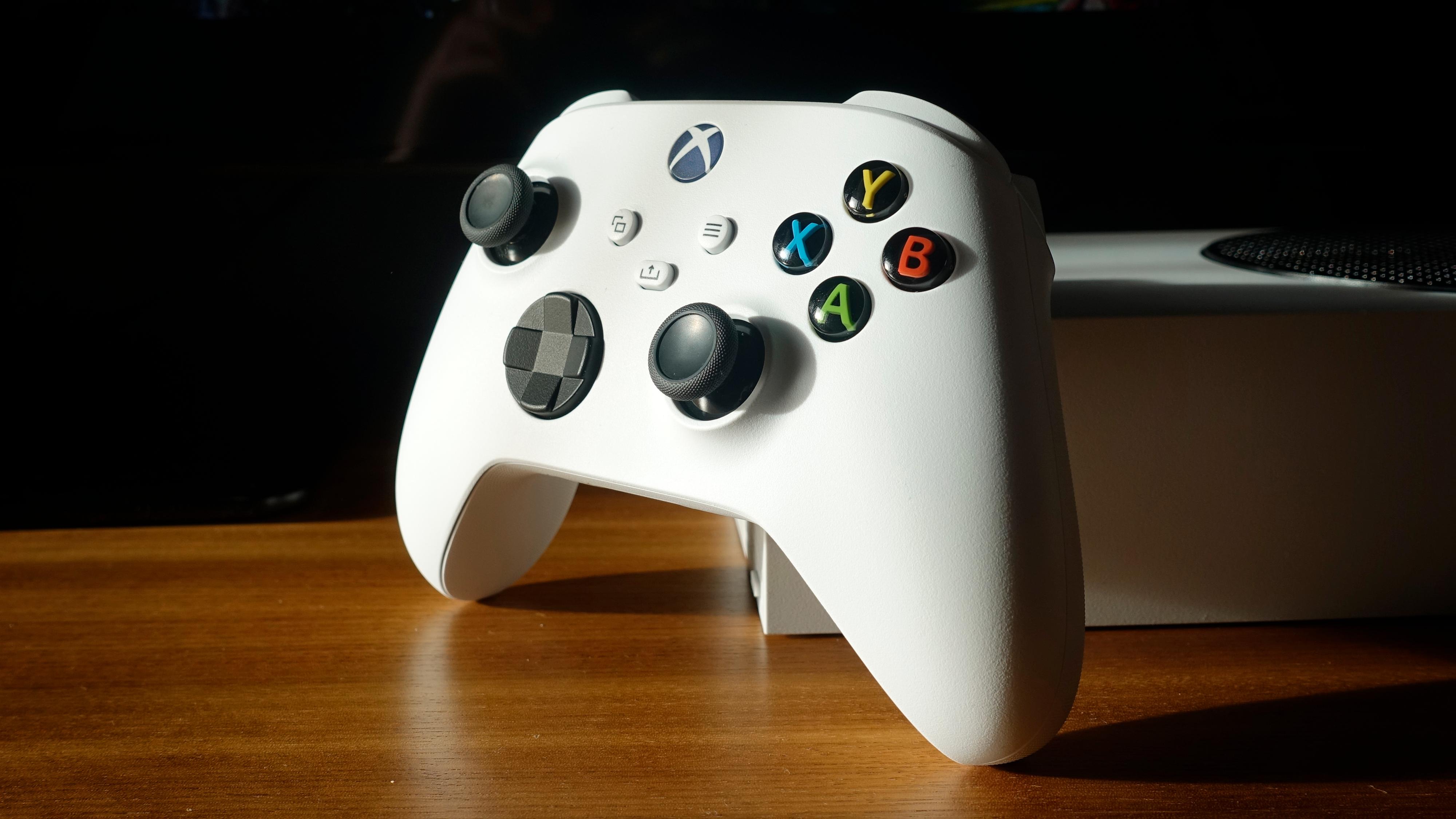 Har du brukt en Xbox-kontroller tidligere, føles den nye umiddelbart kjent ut i hånden. Den er utmerket. 