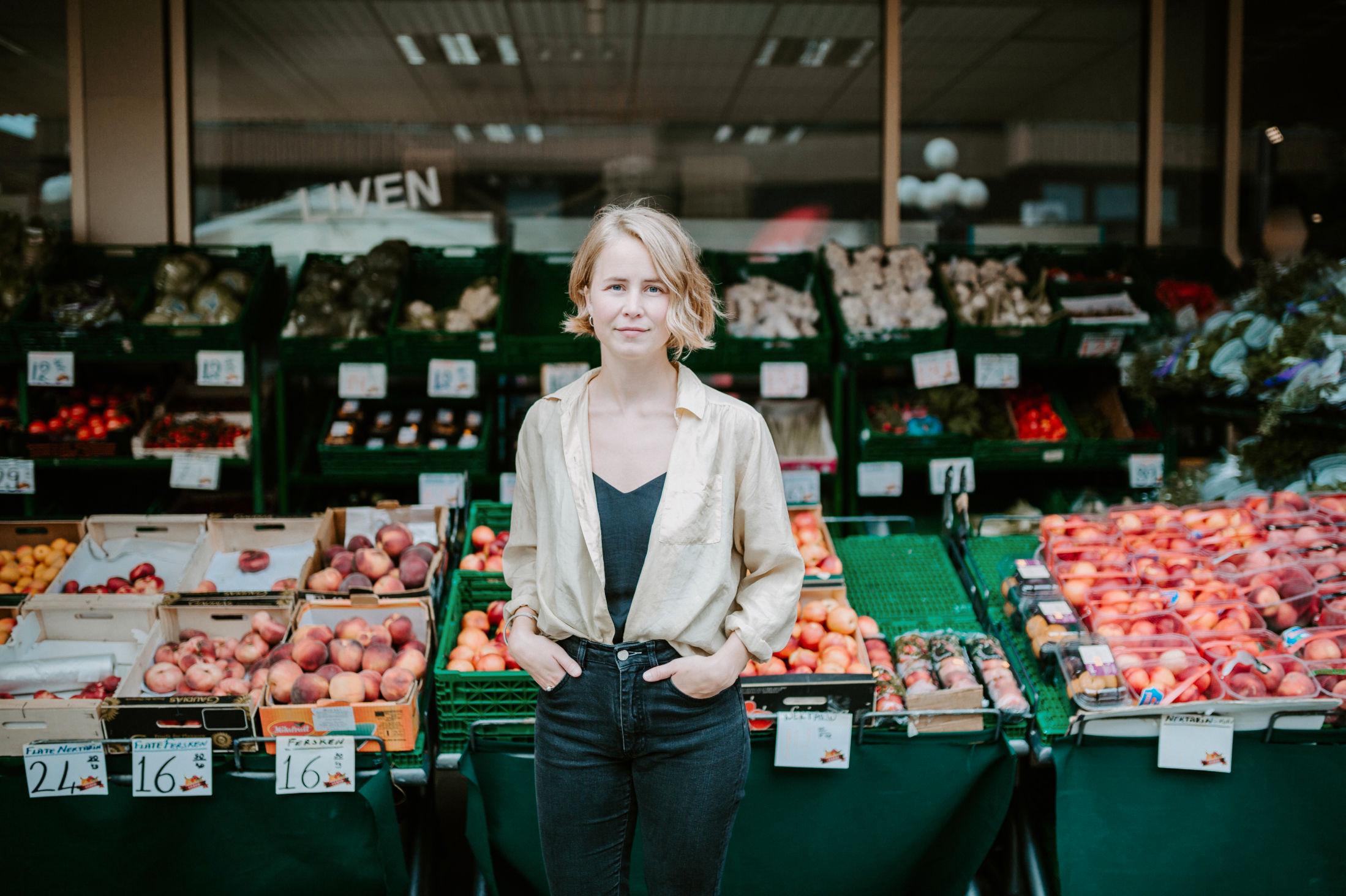 MILJØLEDER: Anja Bakken Riise, leder for Framtiden i våre hender, kan fortelle at blant annet frukt, grønt, makrell og sild kommer bra ut i miljøregnskapet. Foto: Renate Madsen