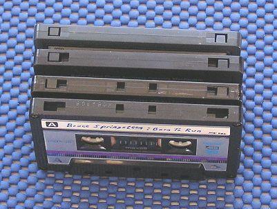 Her kan du se kopi-hullene på kassettene. .Foto: Wikipedia