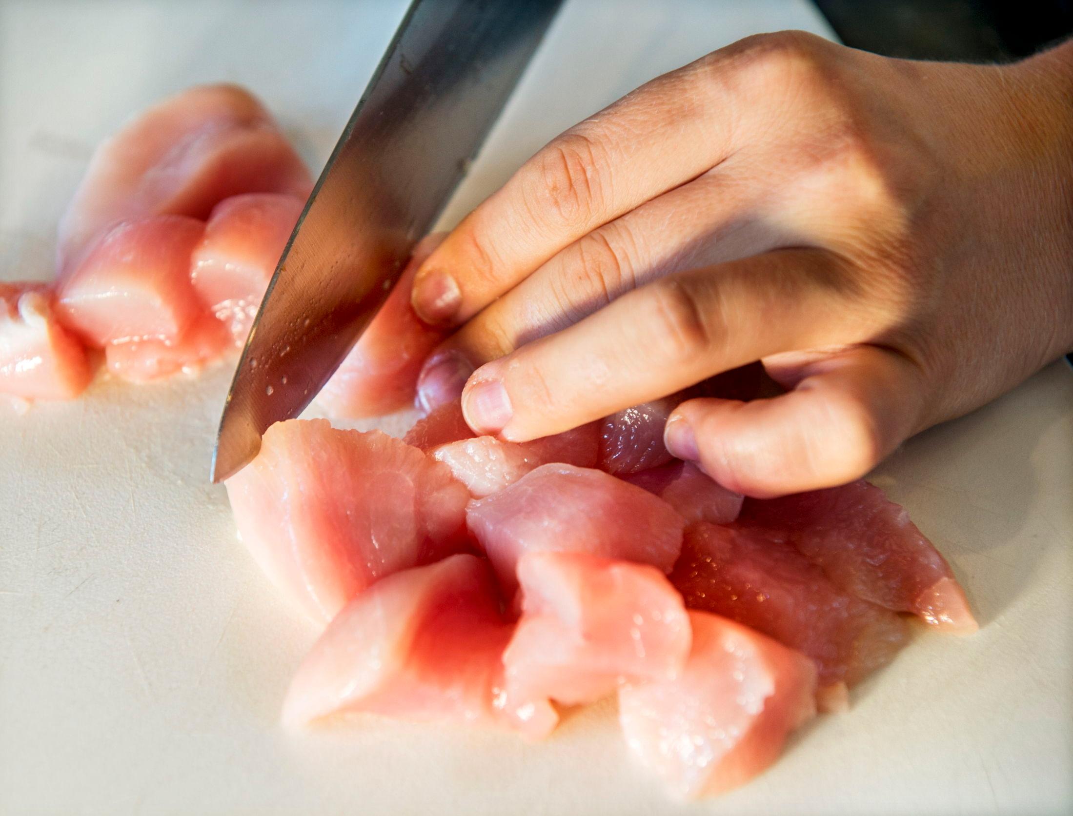 HYGIENE: God hygiene på hender og utstyr som er i kontakt med det rå kjøttet er svært viktig for å unngå bakteriesmitte. Foto: Helge Mikalsen/VG