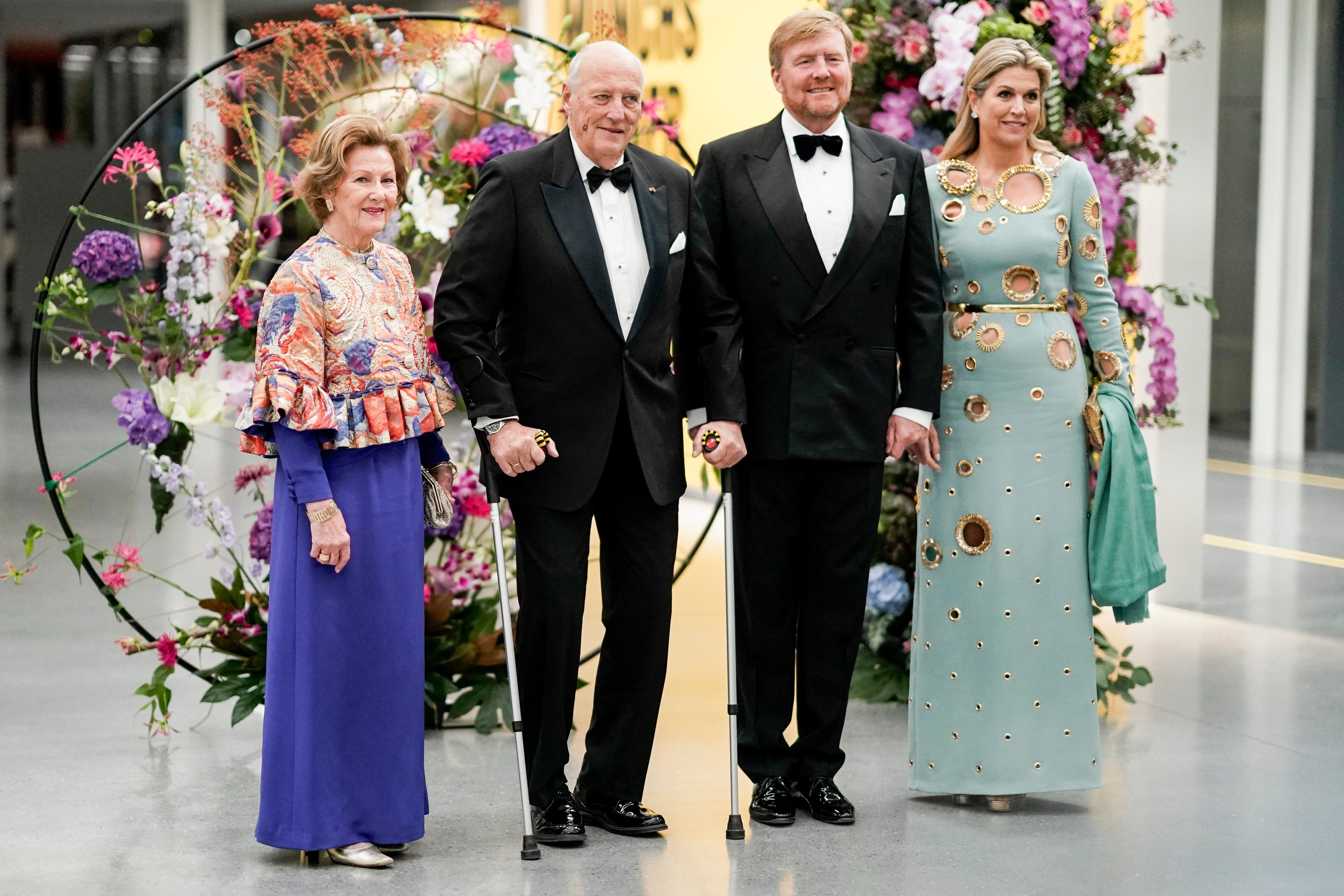IMPONERER: Mens kongene var kledd i smoking, hadde dronningene hentet frem lekre kjoler. Dronning Sonja var i kjent stil lekkert antrukket i lilla kjole med fargerik og kunstnerisk jakke.