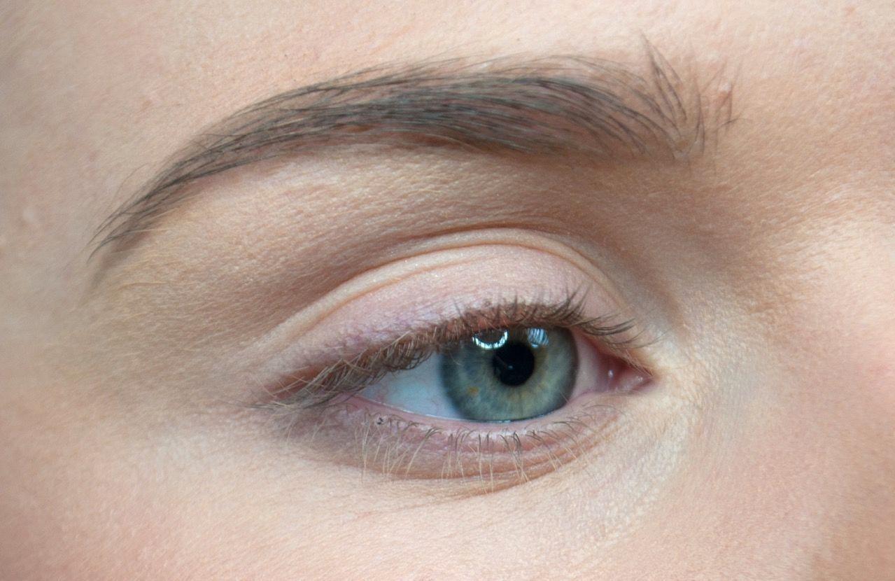 STEG 1: Start med å legge et jevnt lag av øyeskyggeprimer over hele øyelokket og opp til brynet.